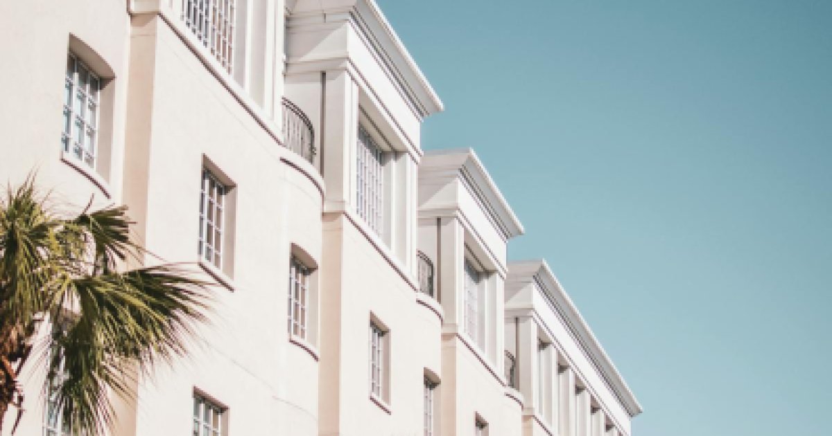 Estrutura Industrial e Competição: Por que Diferenciação Supera Preço na Maioria dos Mercados