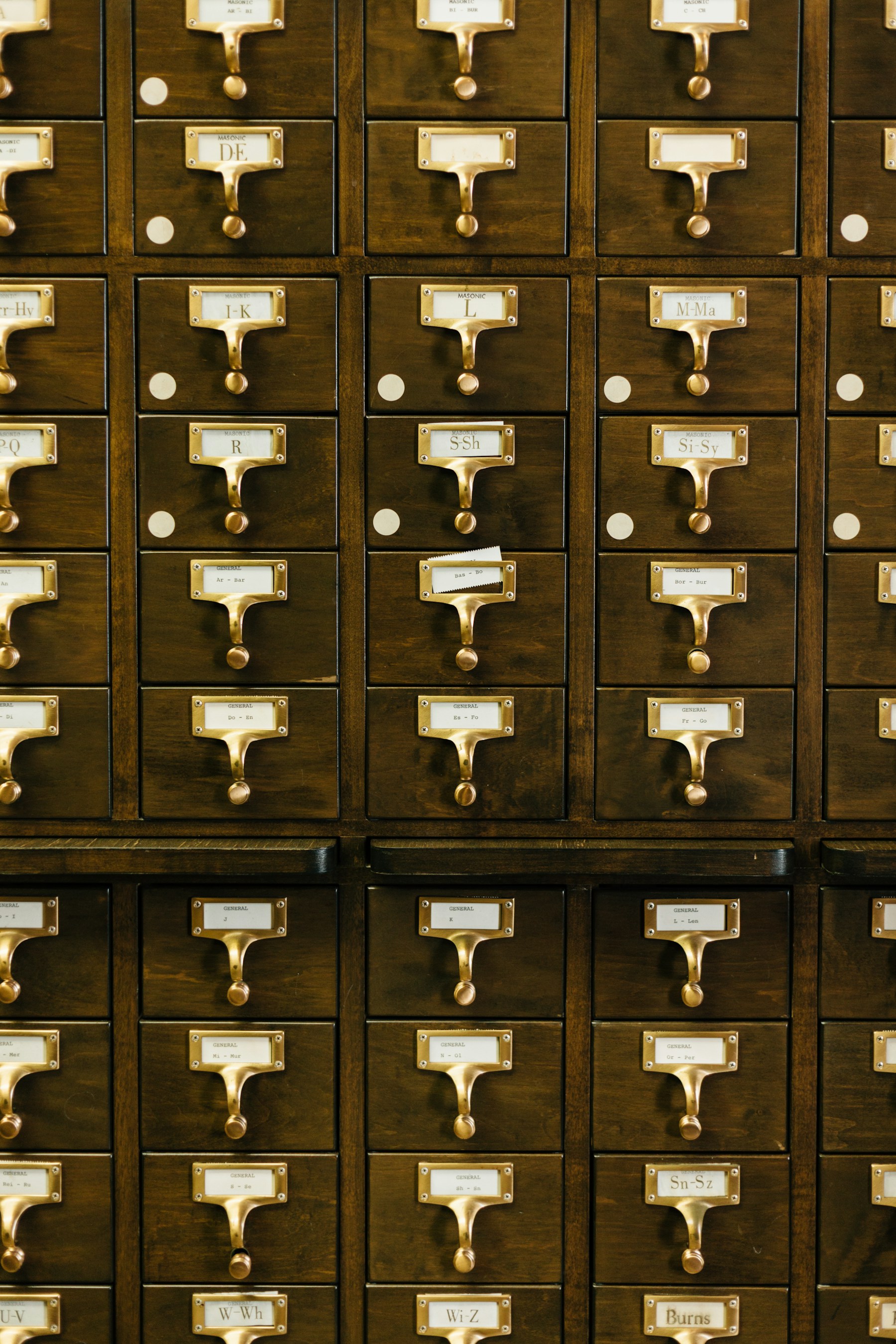 Macro de fichário de biblioteca com fileiras simétricas de gavetas etiquetadas — metáfora para análise de série temporal