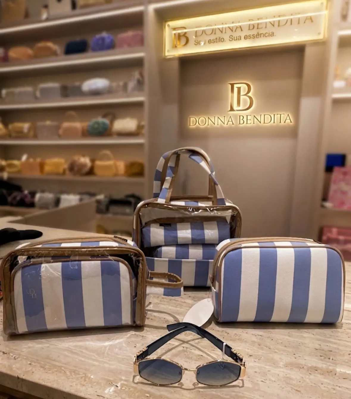 Necessaire ótimas para viagem ou até mesmo guardar aquela maquiagem.