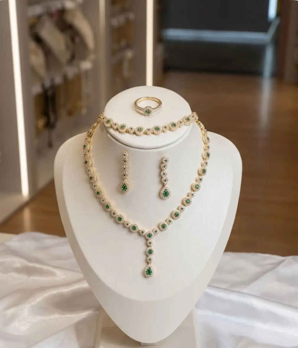 Kit Quatro peças - colar, brinco, pulseira e anel.