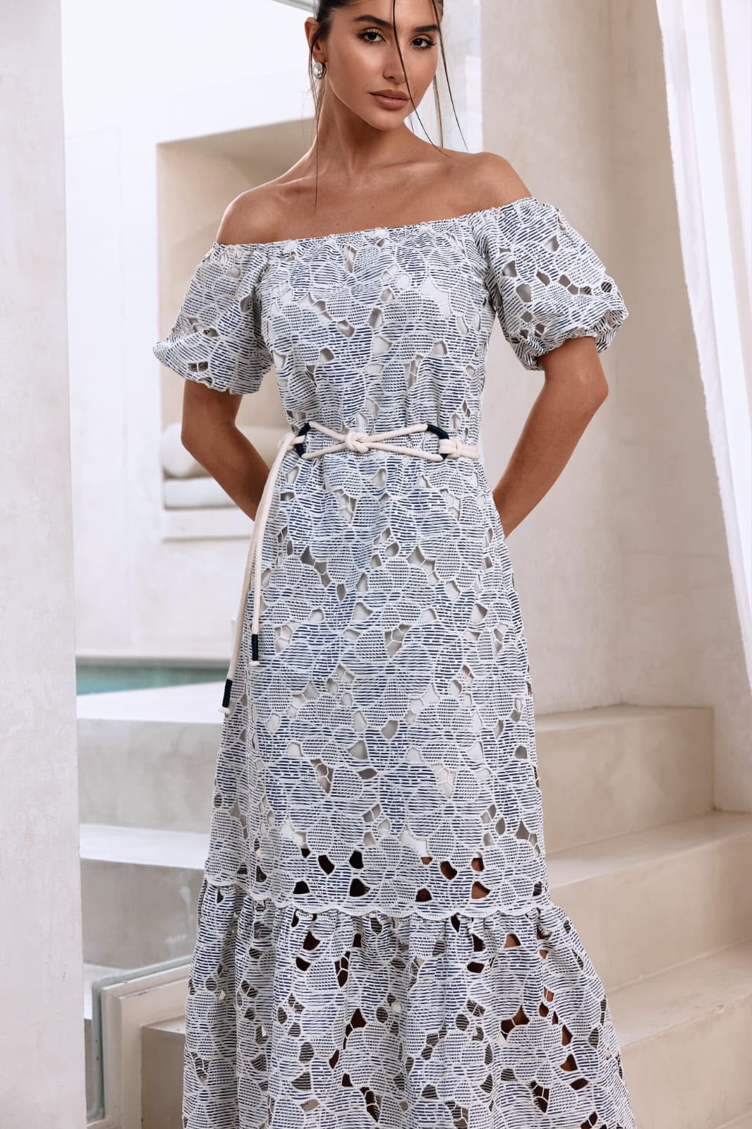 Vestido Longo em Tecido Trabalhado com Cinto Corda