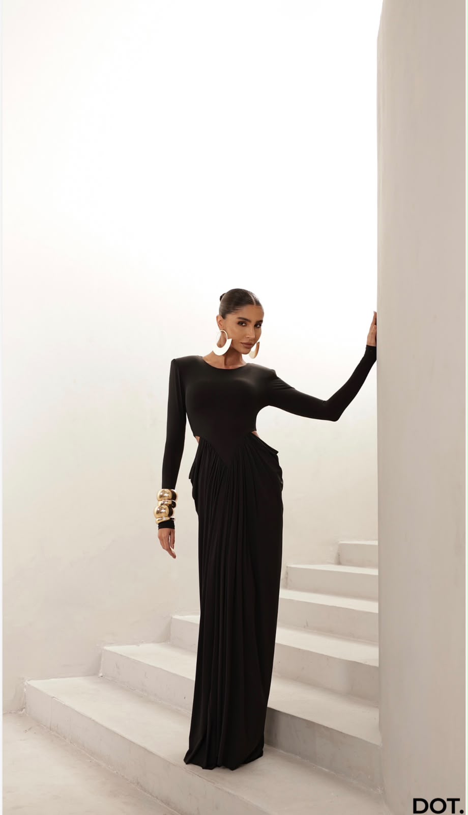Vestido Longo Preto com Abertura na Cintura - foto 3