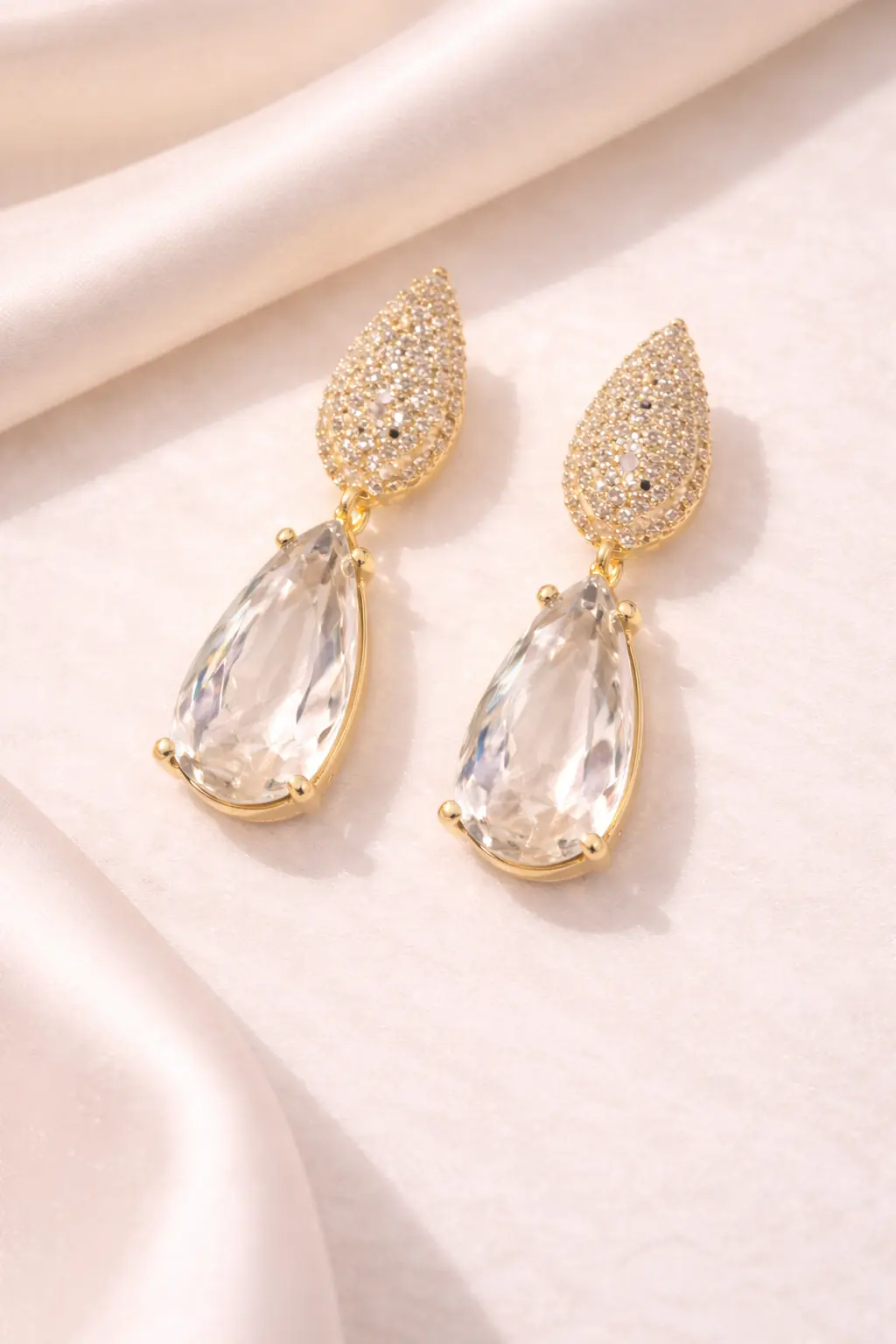 Brinco Gota de Cristal com Topo Cravejado em Zircônias