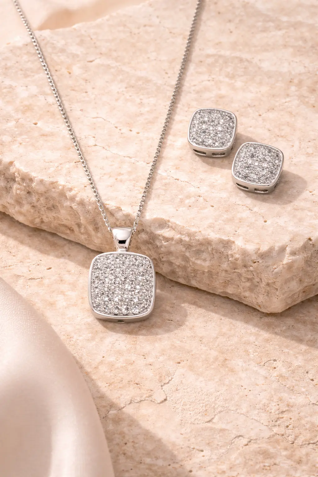 Conjunto Colar e Brincos Cravejado