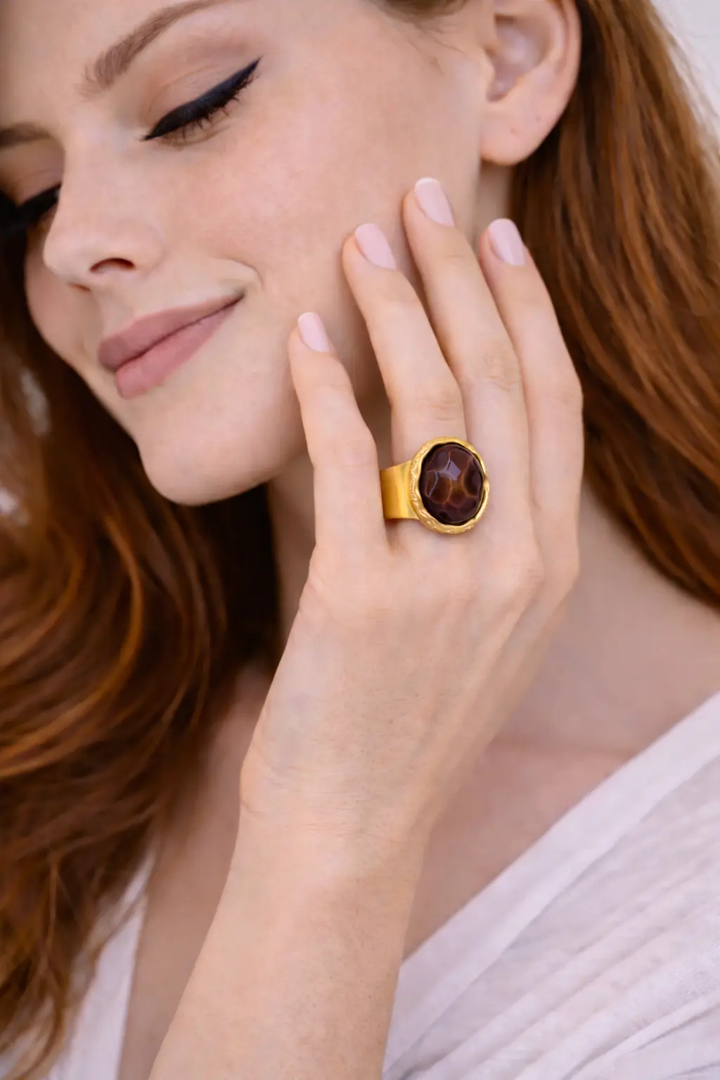 Anel Dourado Pedra Cristal Escuro