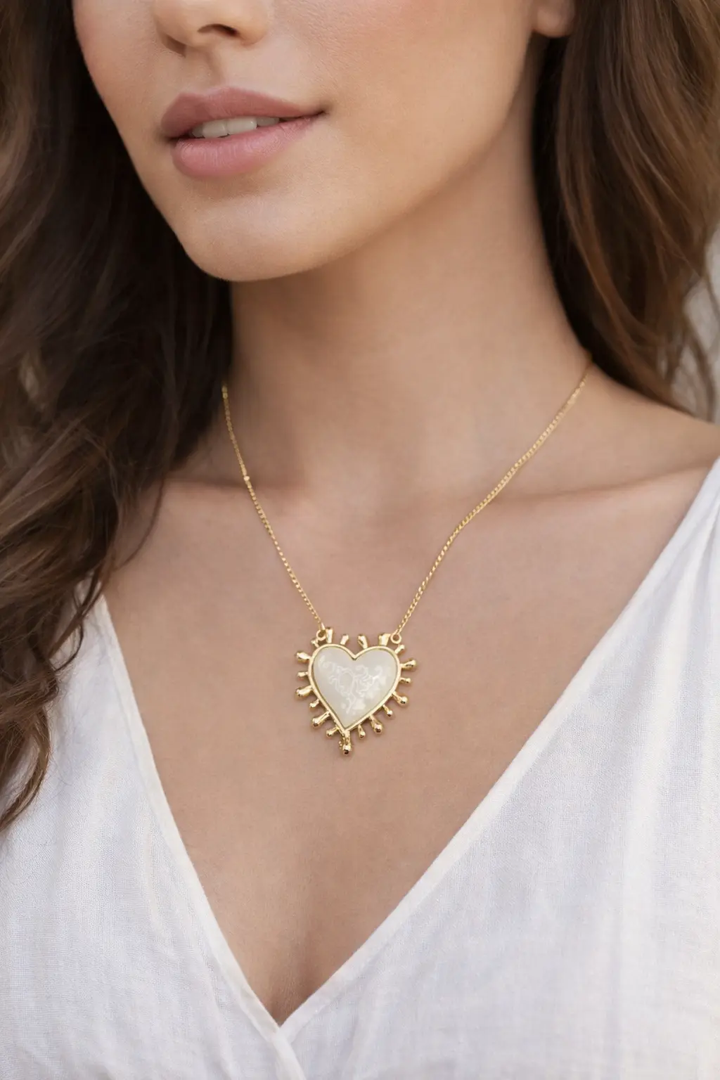 Colar Dourado Coração com Pedra Branca Madre Pérola