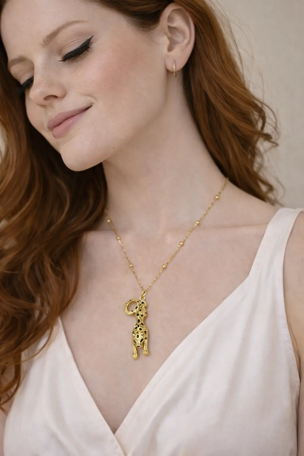 Colar Dourado Pingente Felino Cravejado