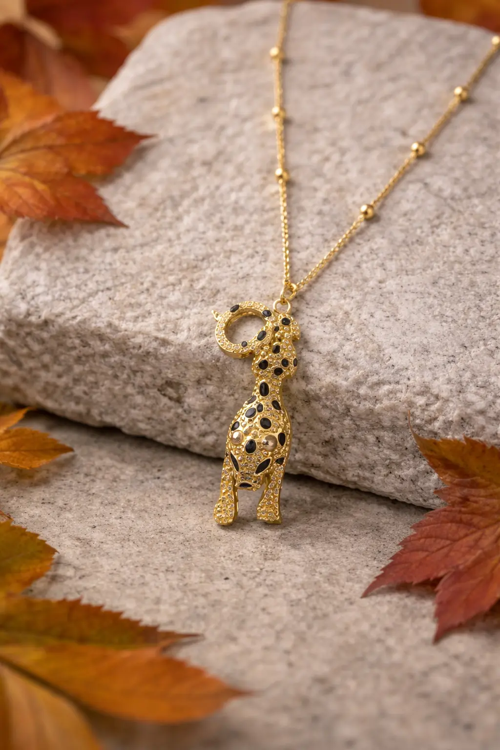 Colar Dourado Pingente Felino Cravejado