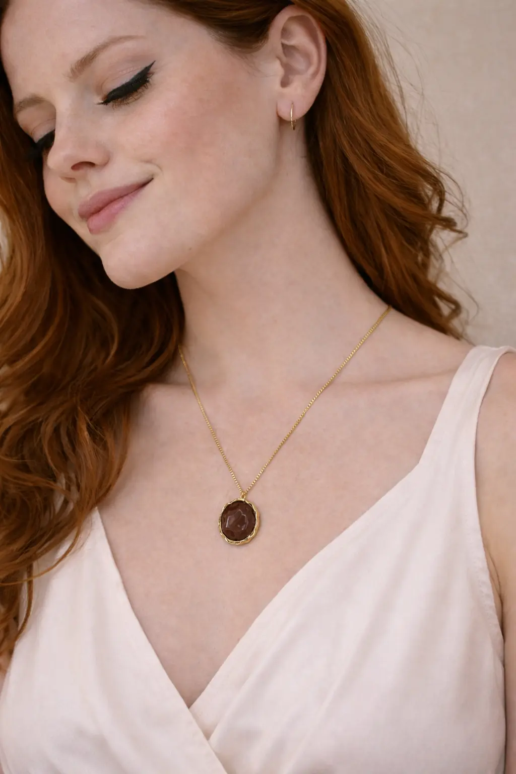 Colar Dourado com Pingente Pedra Marrom Elegance