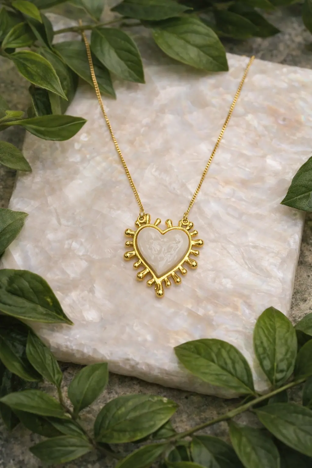 Colar Dourado Coração com Pedra Branca Madre Pérola