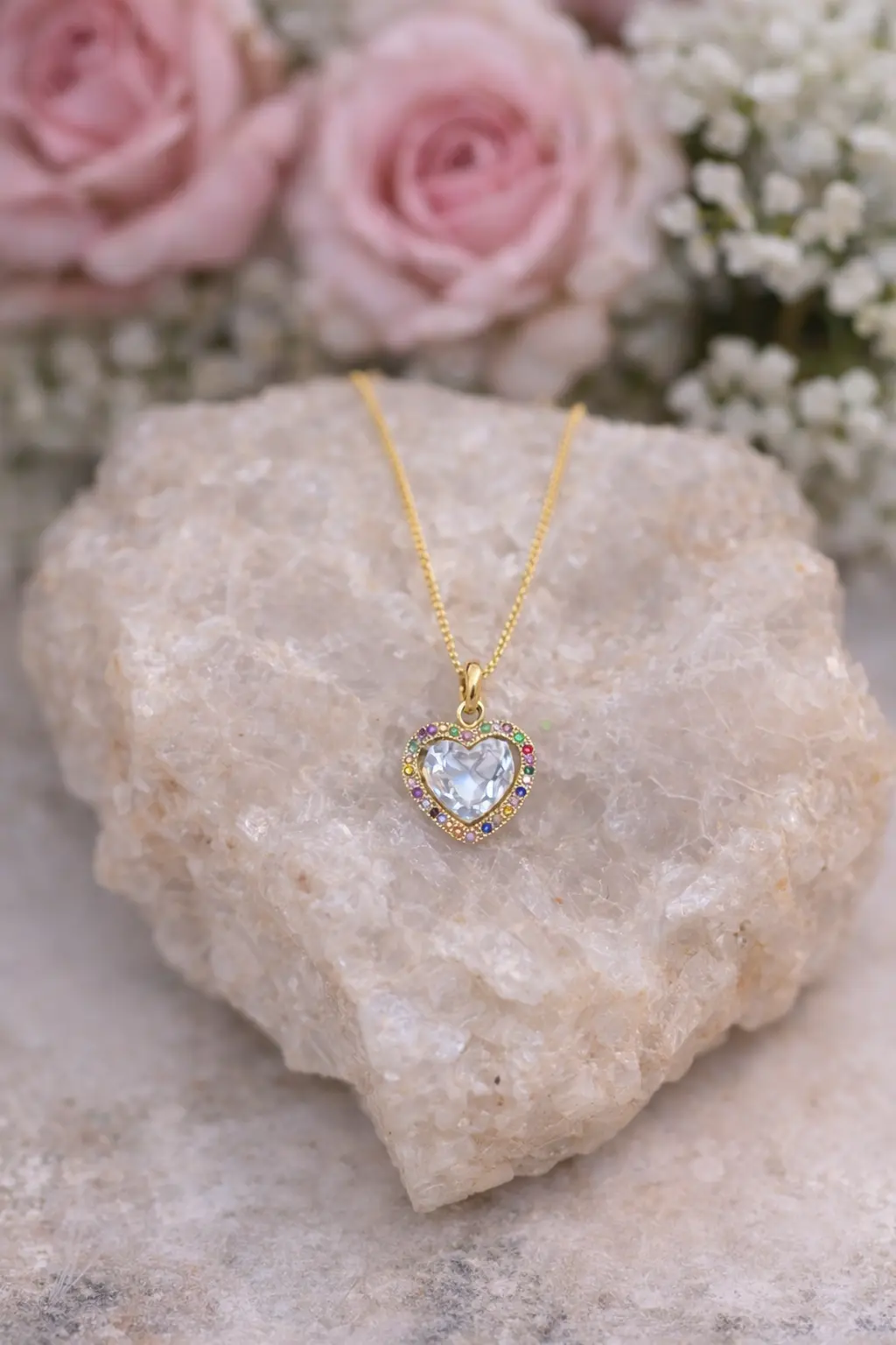 Colar Dourado Coração com Cristal Brilhante e Zircônias Coloridas