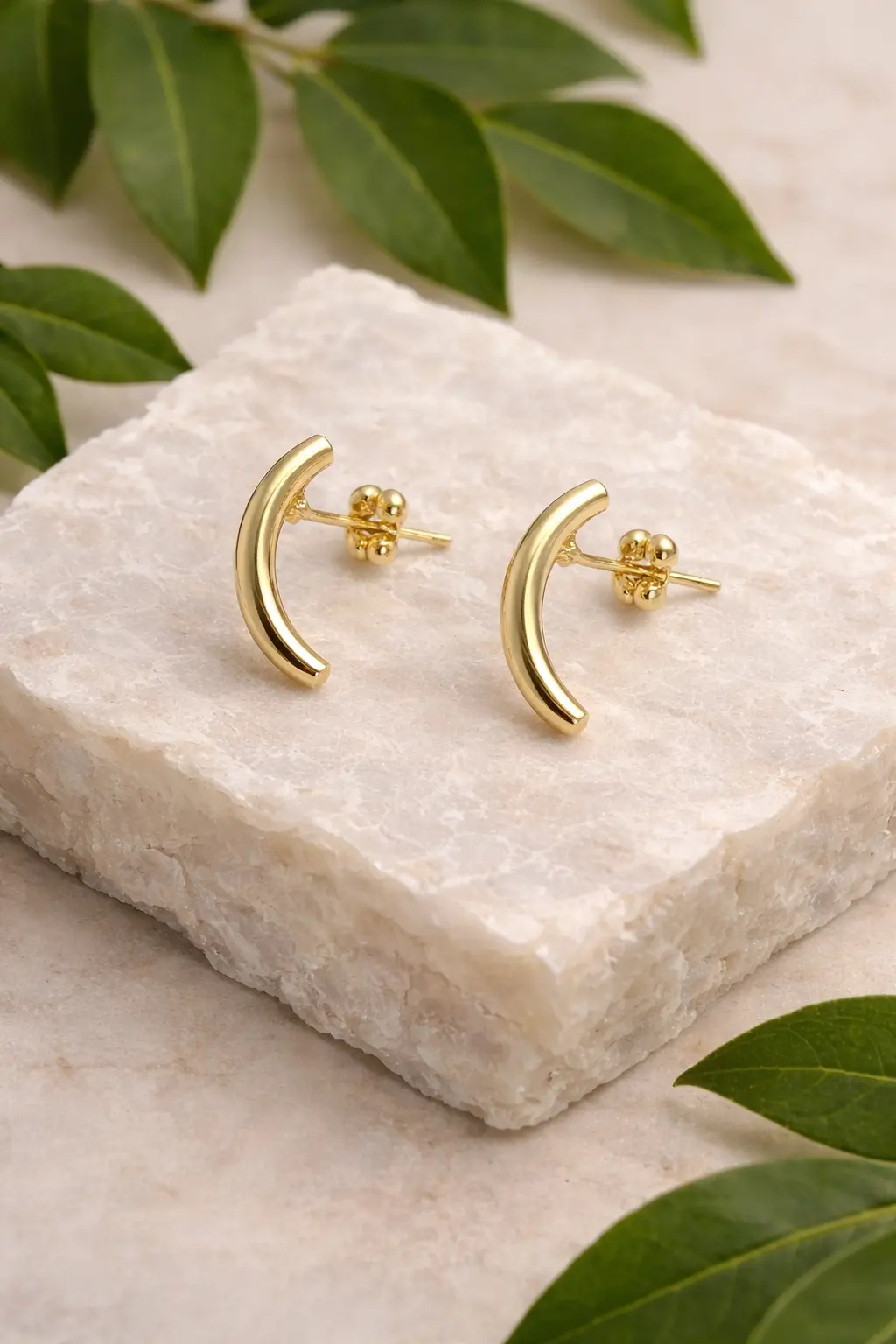 Brinco Meia Argola Minimalista Dourado