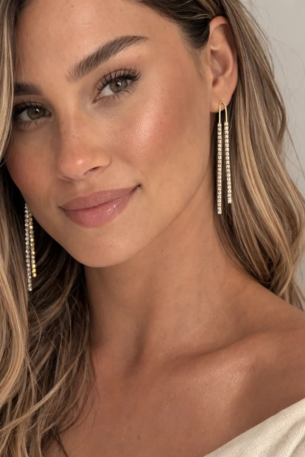 Brinco Longo Elegance com Strass Dourado