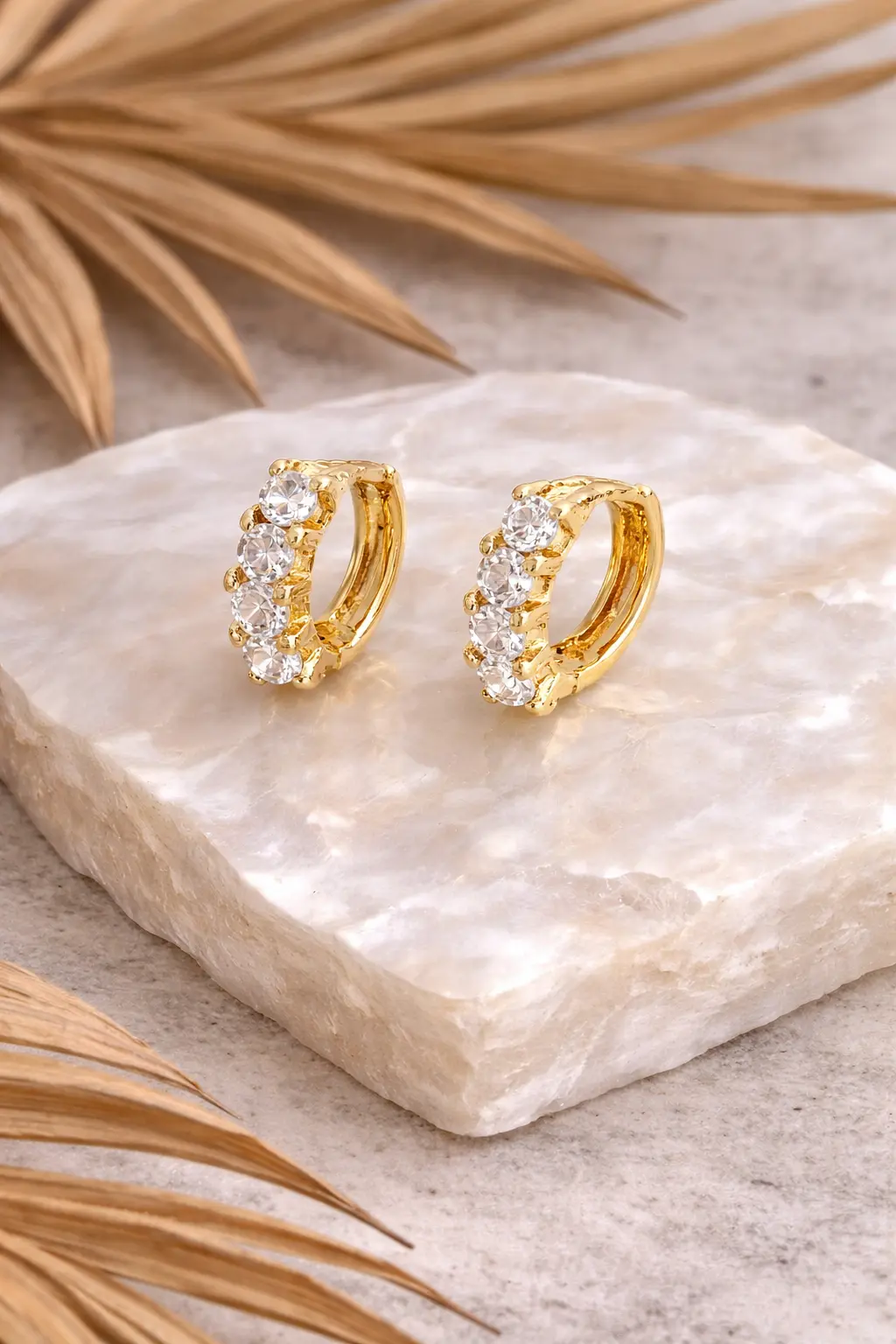 Brinco Argolinha Dourada com Zircônias Ovais