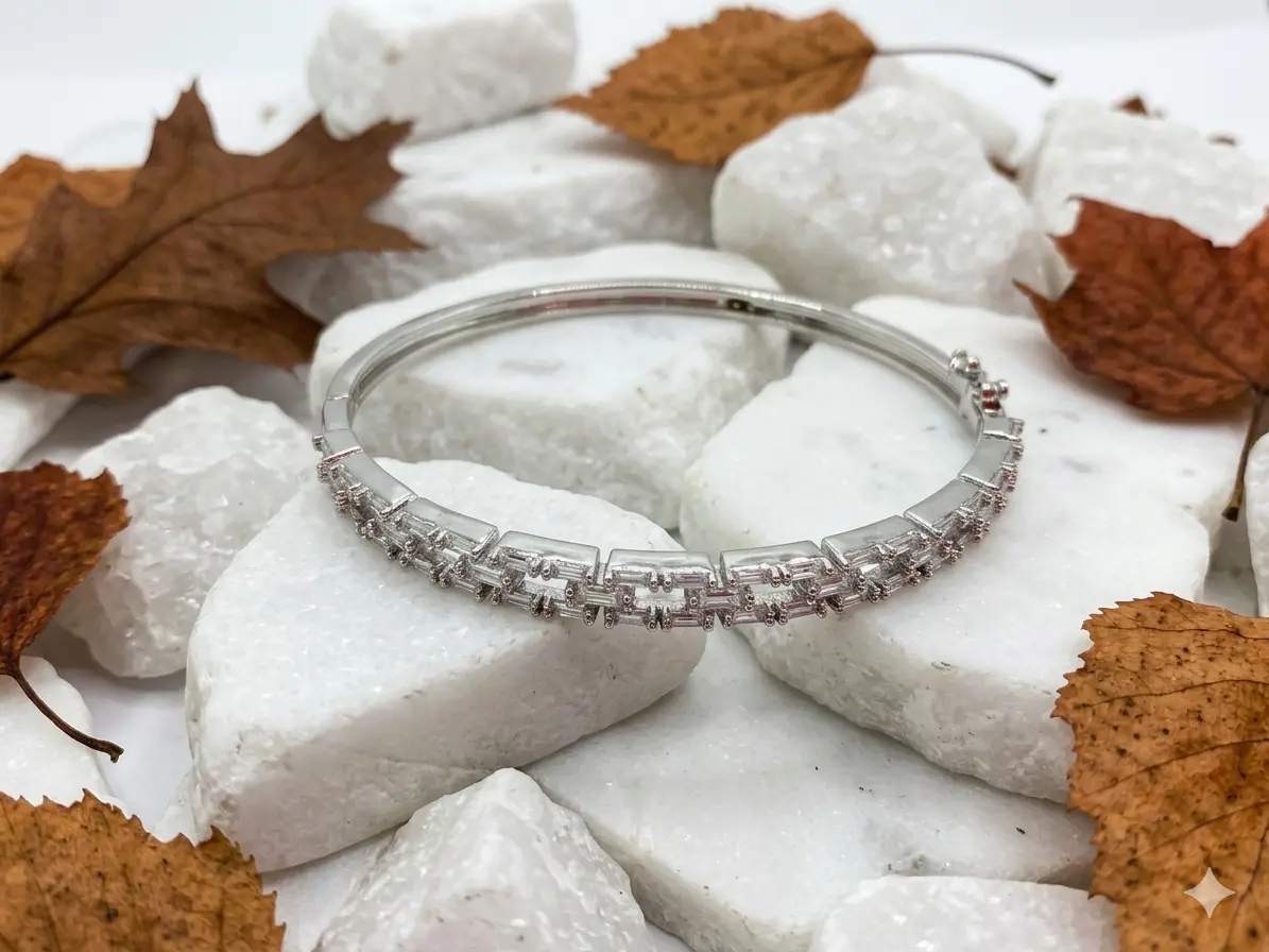 Bracelete Rígido Cravejado com Zircônias Baguete em Ródio Branco