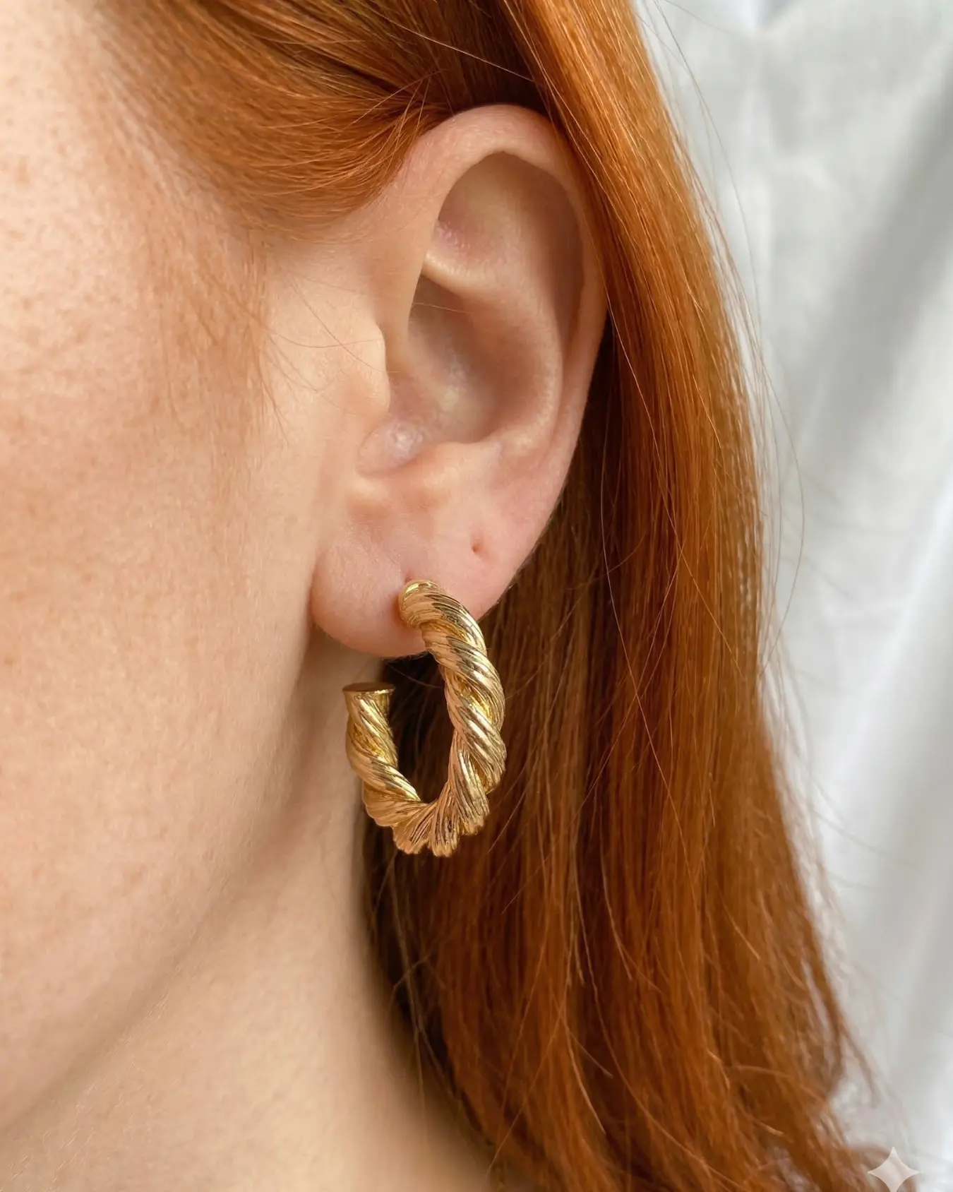 Brinco Argola Torcida Dourada Media Donna Bendita