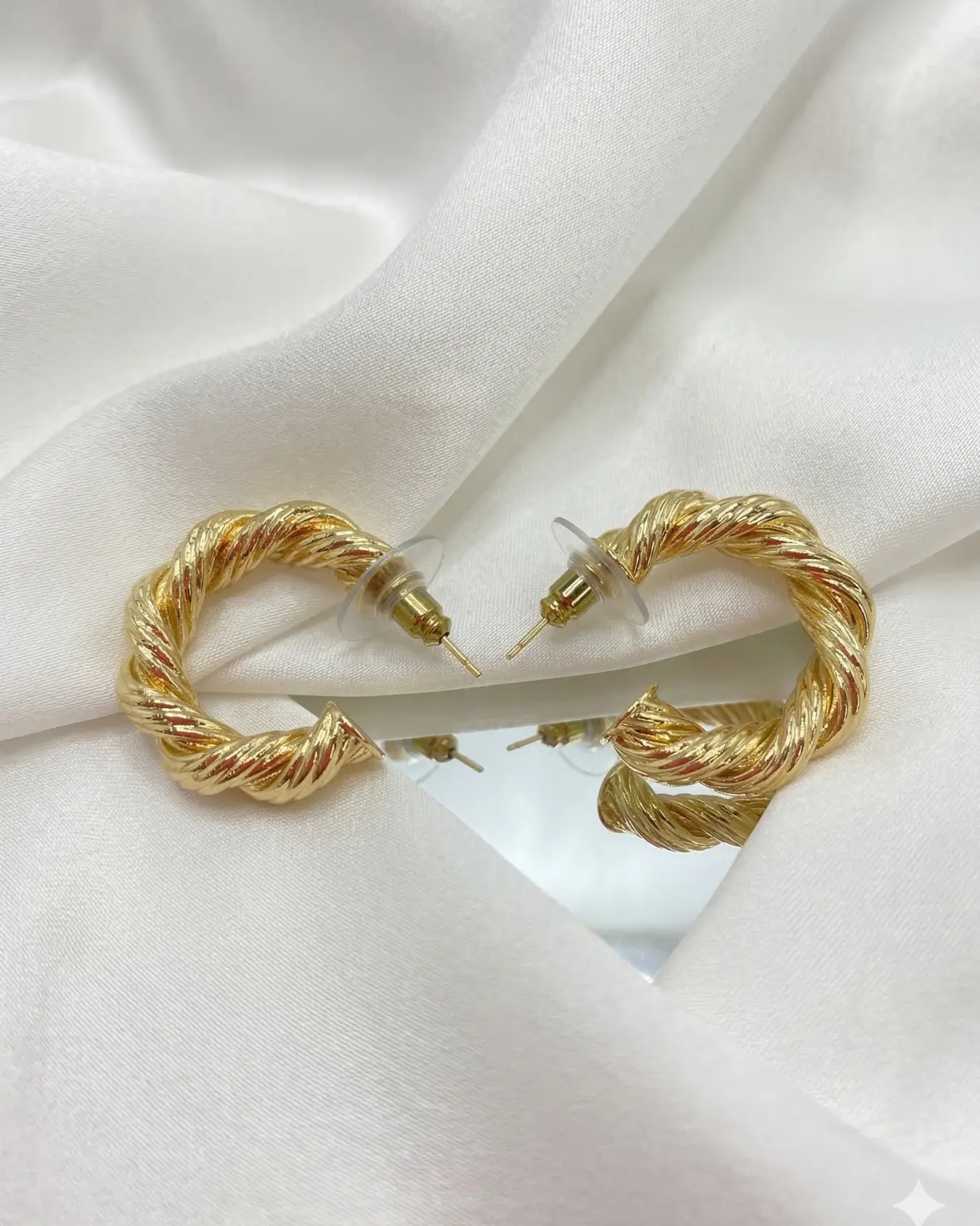 Brinco Argola Torcida Dourada Media Donna Bendita