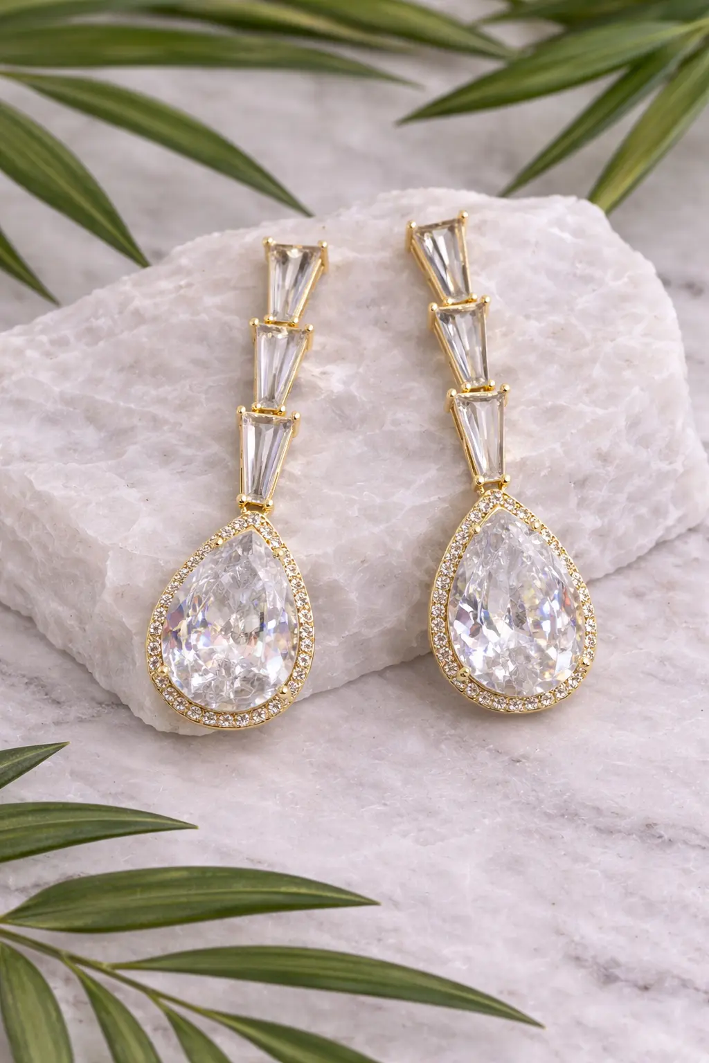 Brinco Gota Luxo Dourado com Cristais