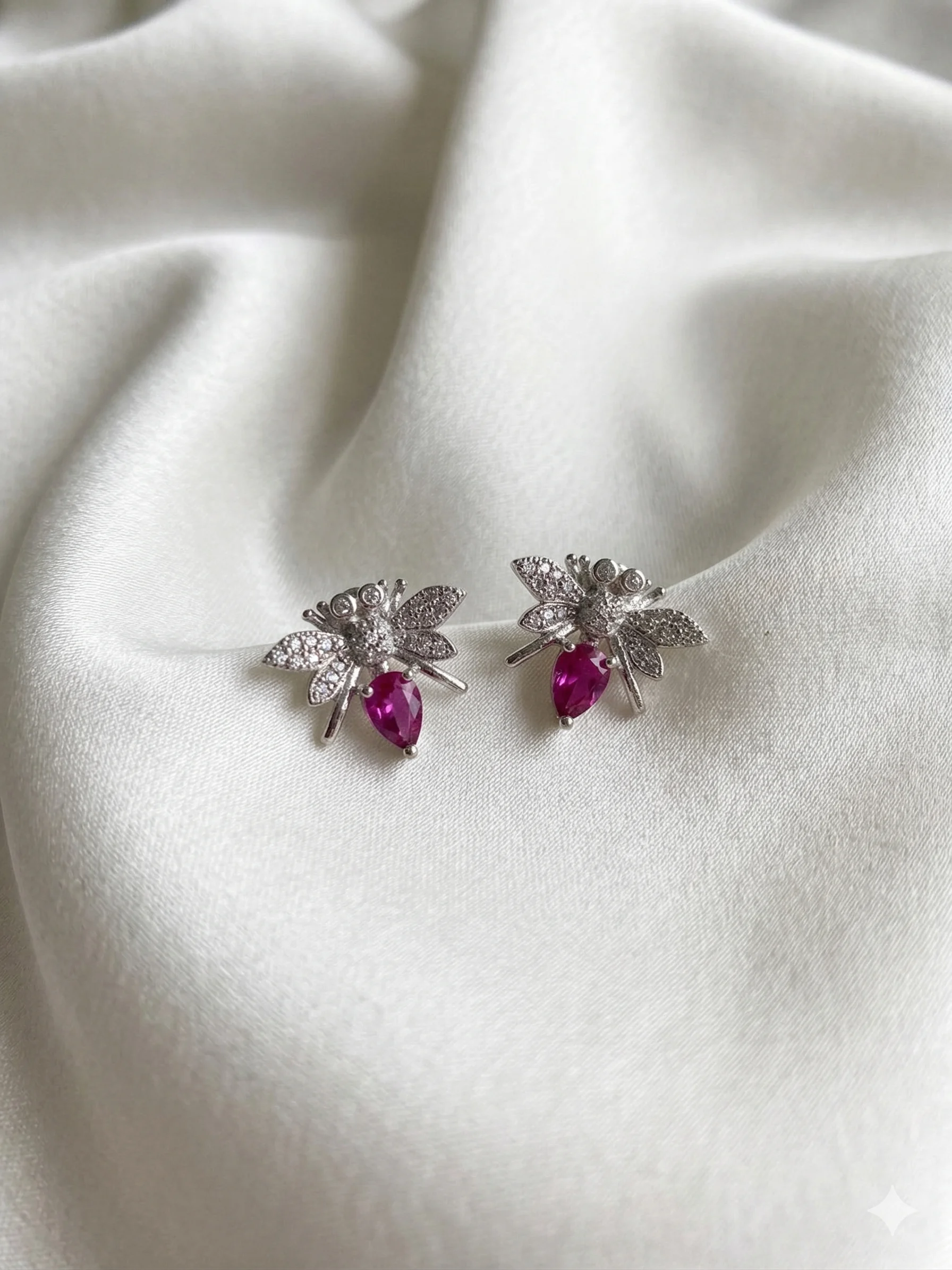 Brinco Abelhinha Cravejada com Pedra 