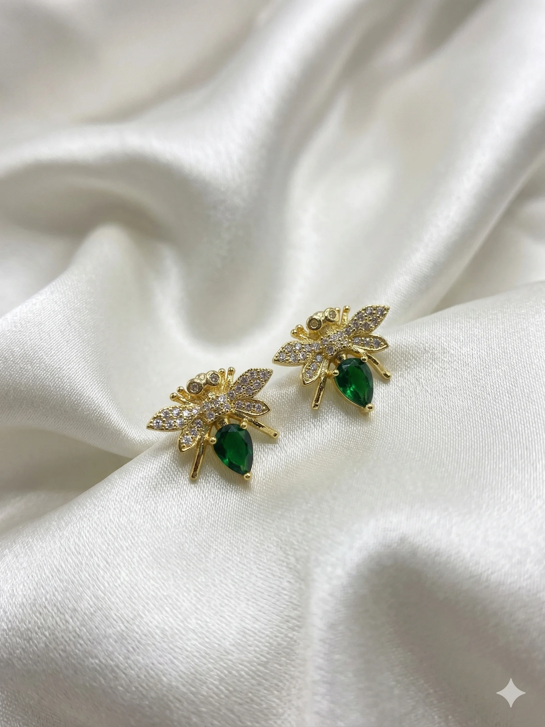 Brinco Abelhinha Cravejada com Pedra Gota Variada