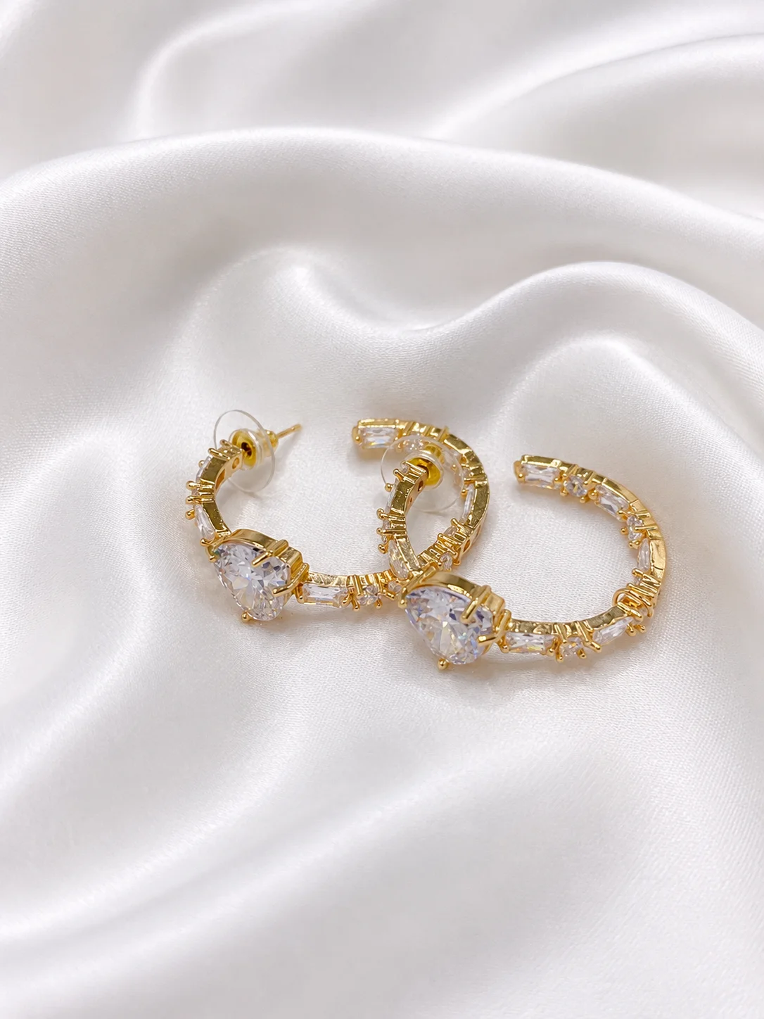 Brinco Argola Gold Coração de Zircônia Donna Bendita