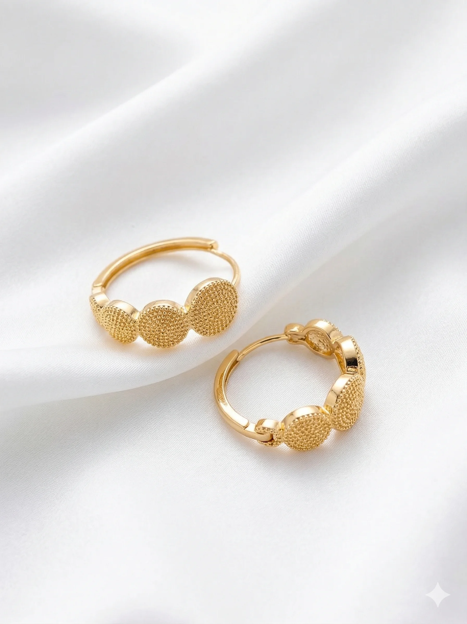 Brinco Argola Articulada com Círculos Texturizados 