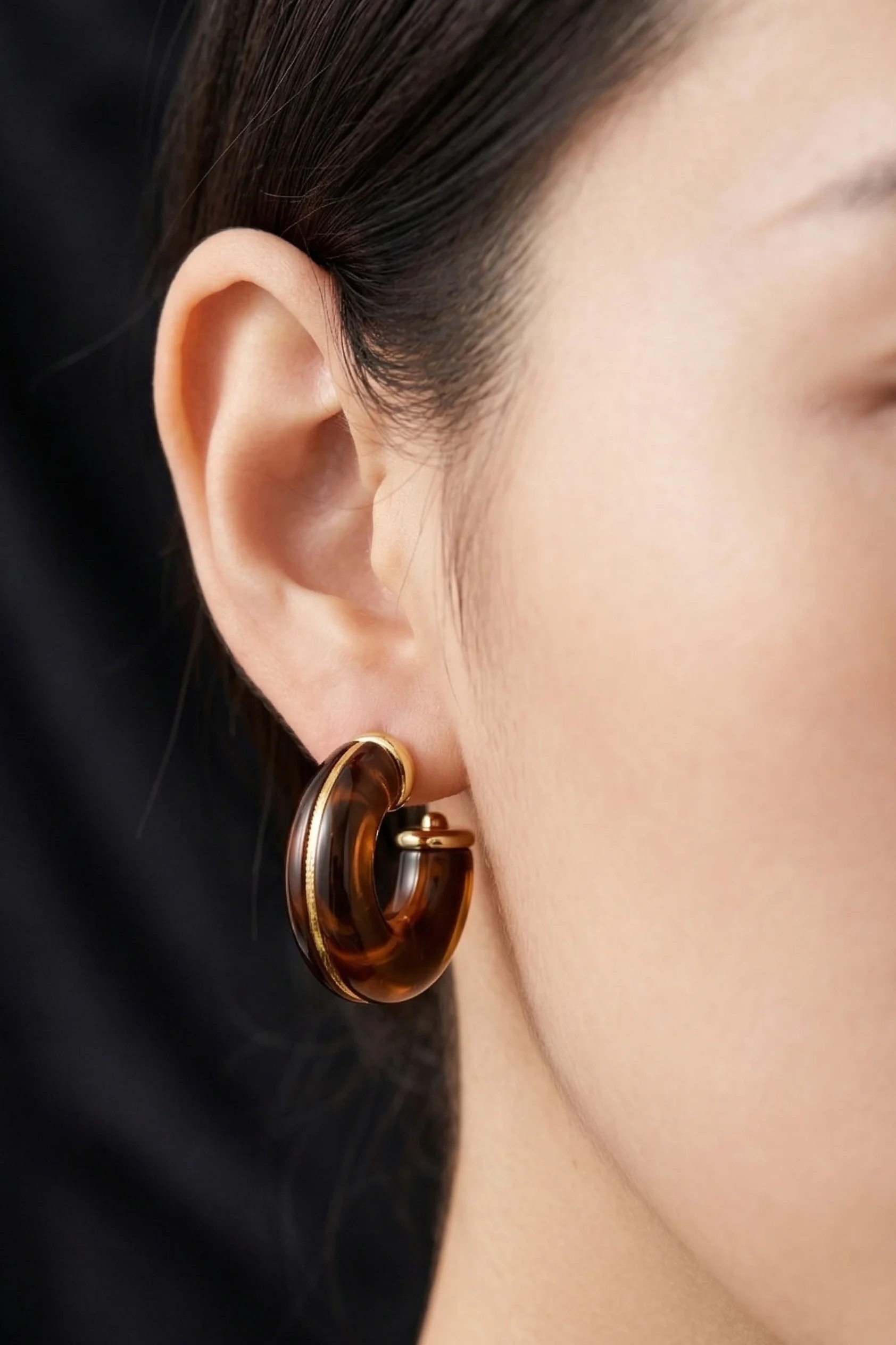 Brinco Argola Bold em Resina Marmorizada e Detalhes Folheados