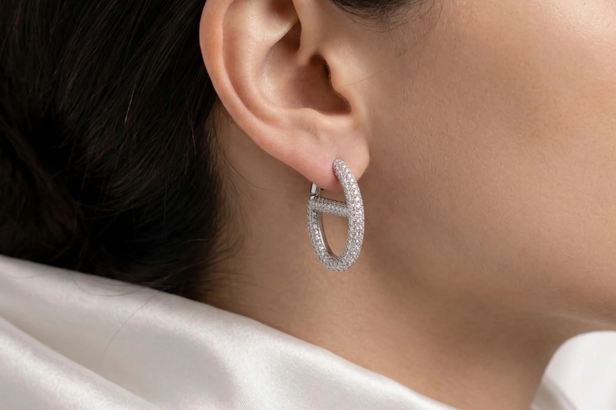 Brinco Argola Oval Cravejada Elegance