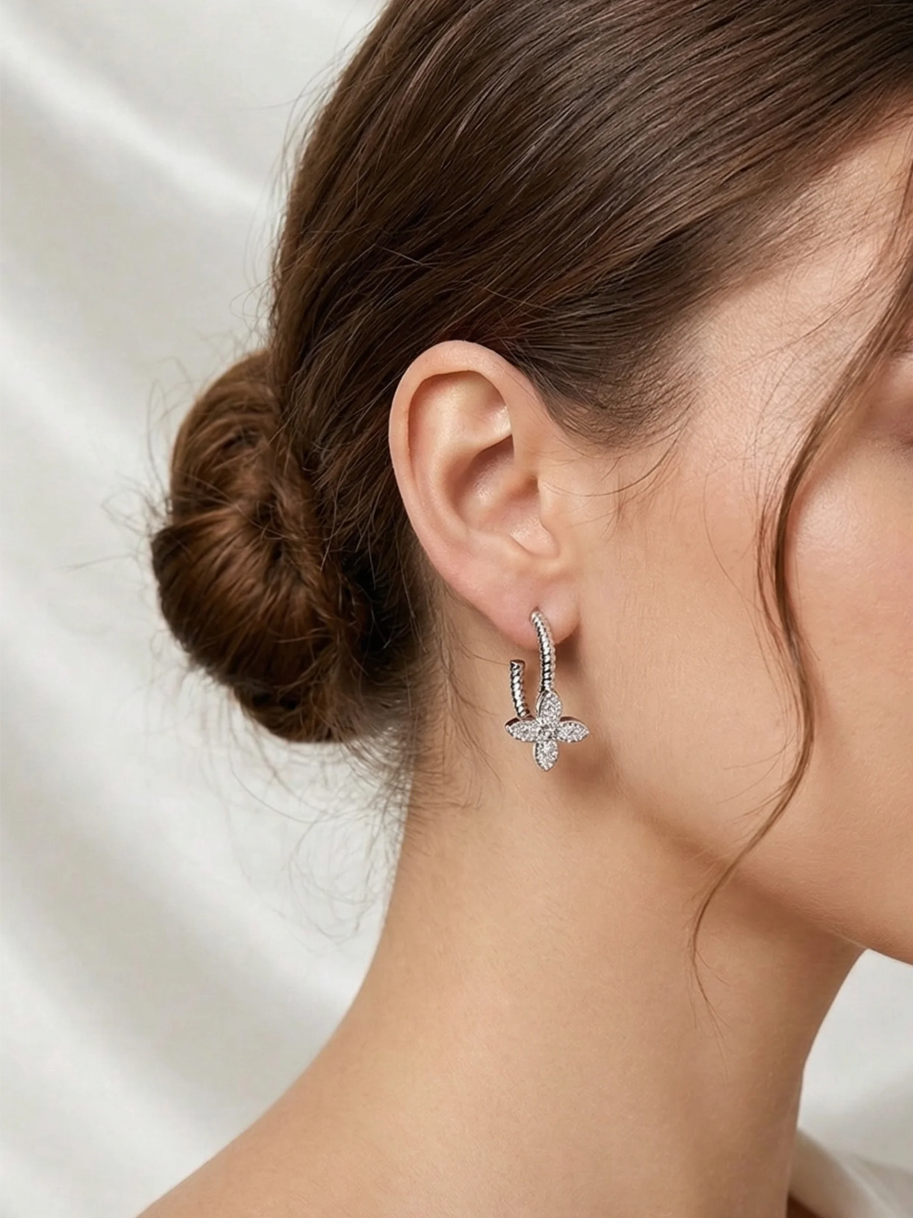 Argola Click Trevo Cravejado - Coleção Donna Bendita