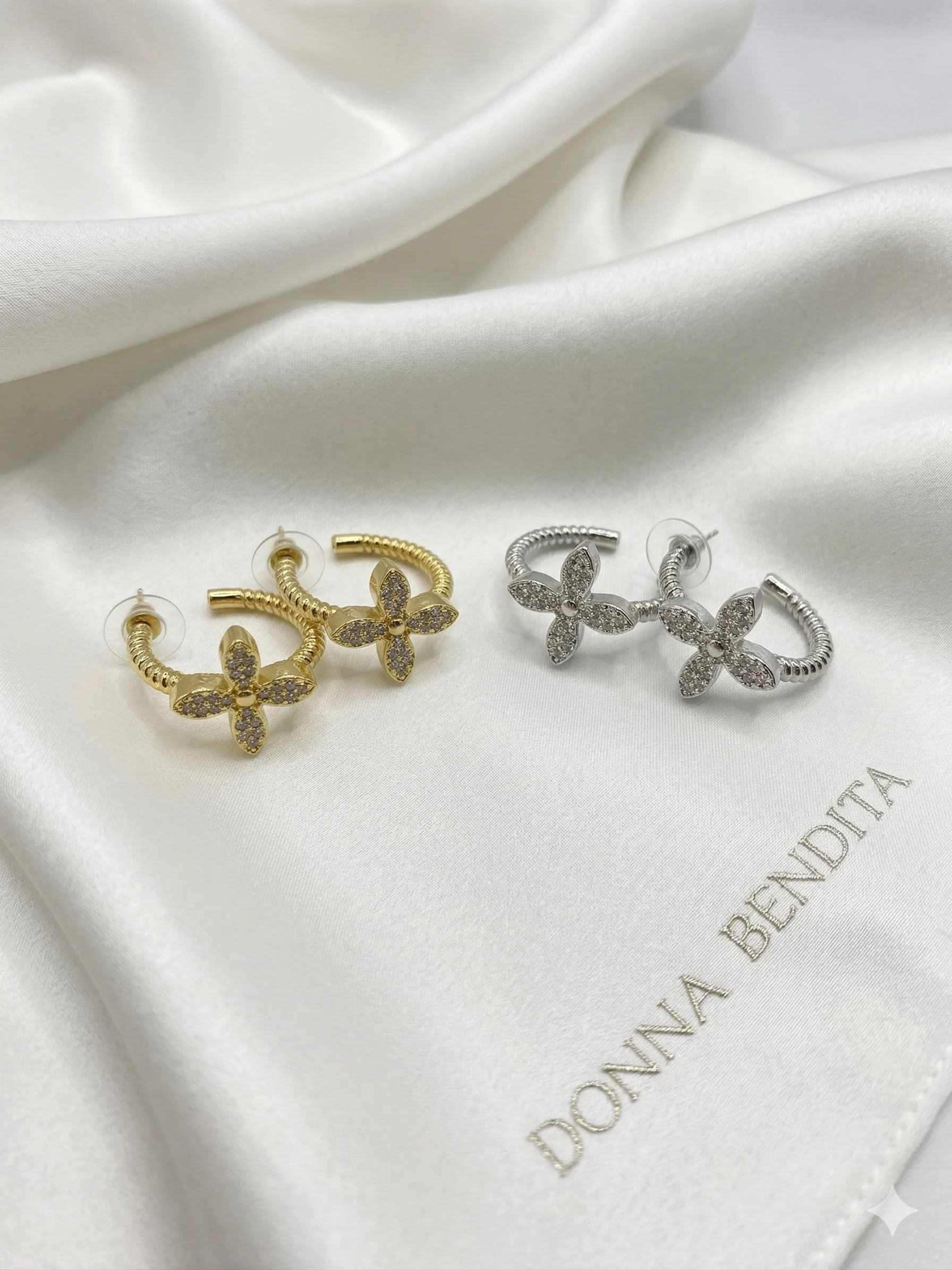 Argola Click Trevo Cravejado - Coleção Donna Bendita