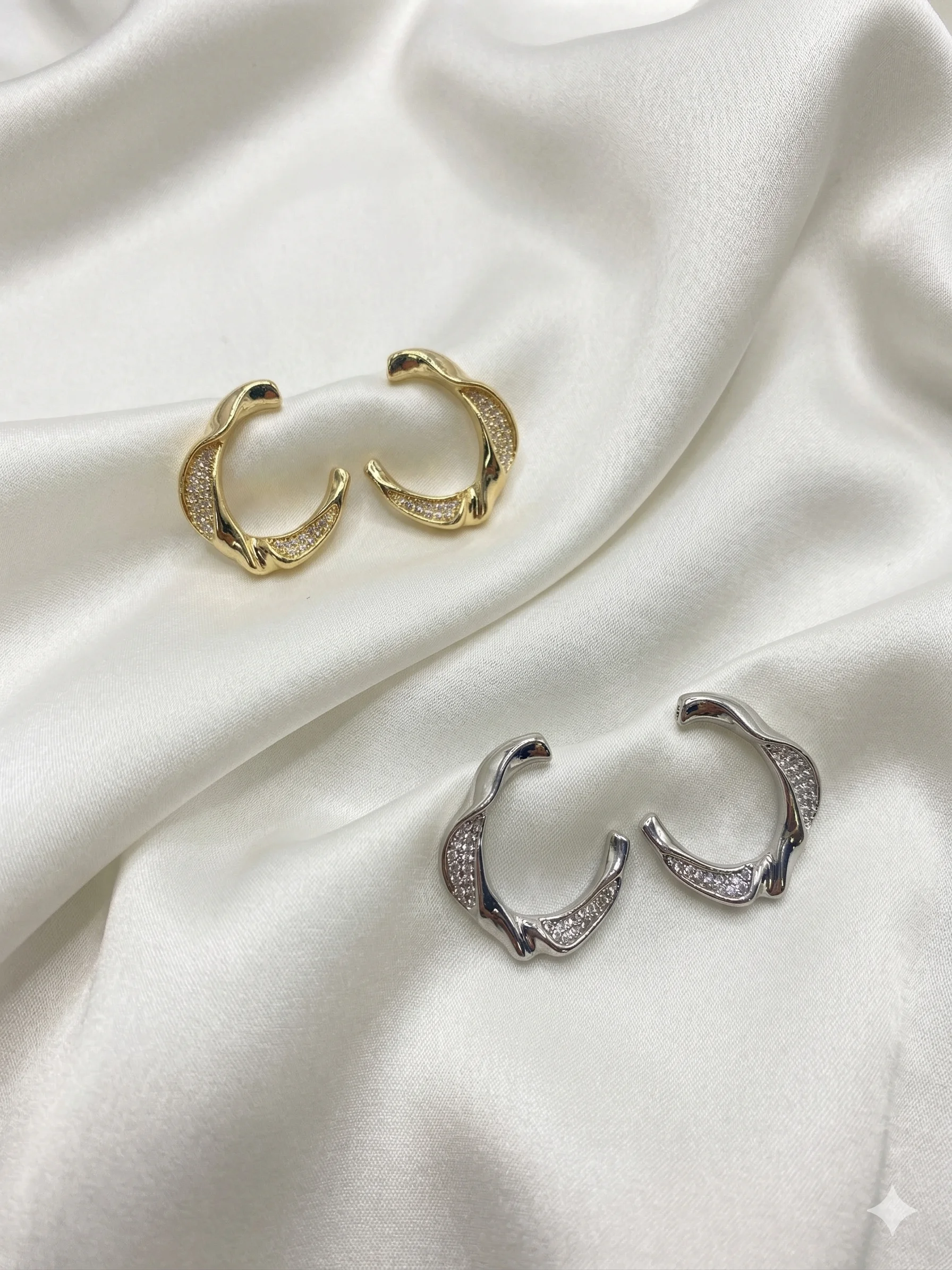 Brinco Argola Orgânica Vazada com Microzircônias