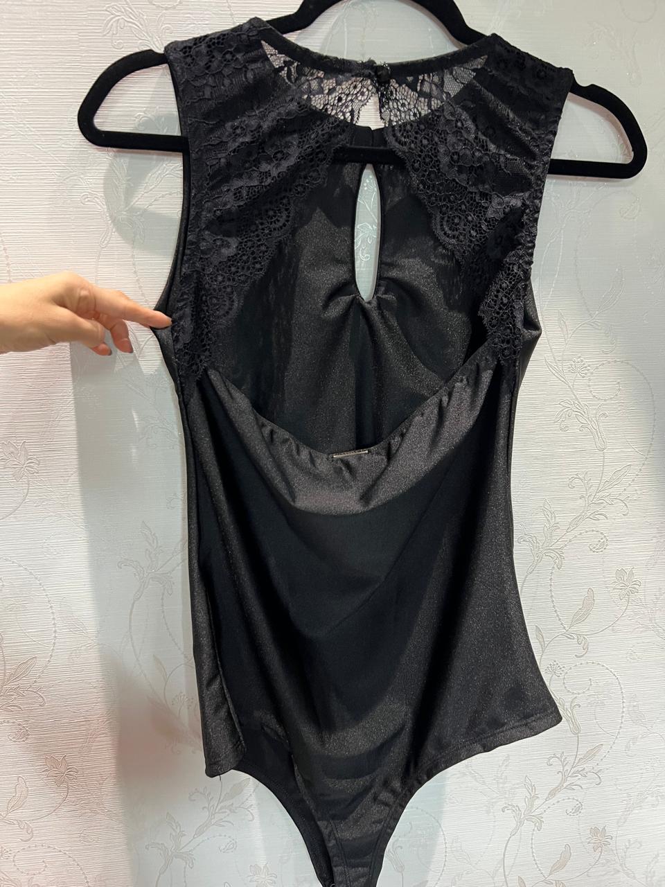 Body Preto com Detalhe de Renda nas Costas