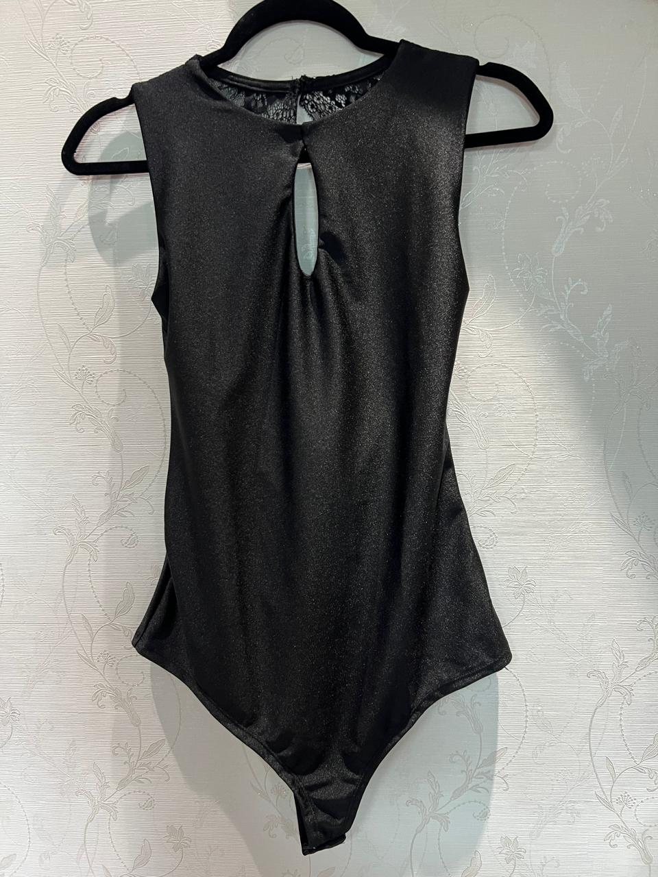 Body Preto com Detalhe de Renda nas Costas