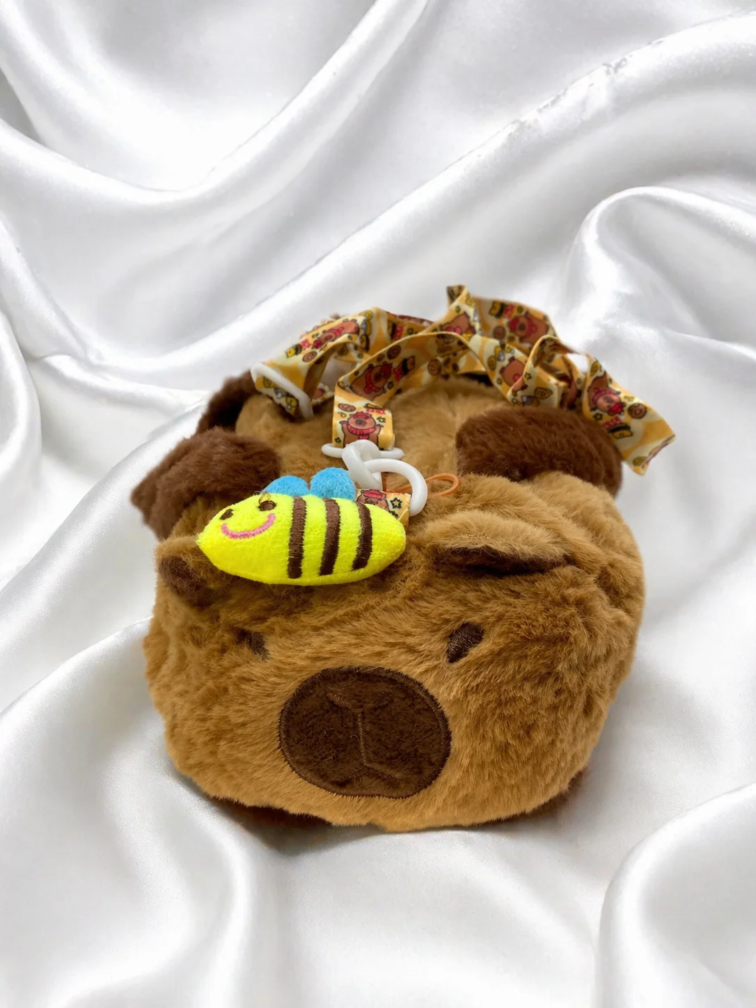 Bolsa Infantil Pelúcia Capivara com Guia Decorativa