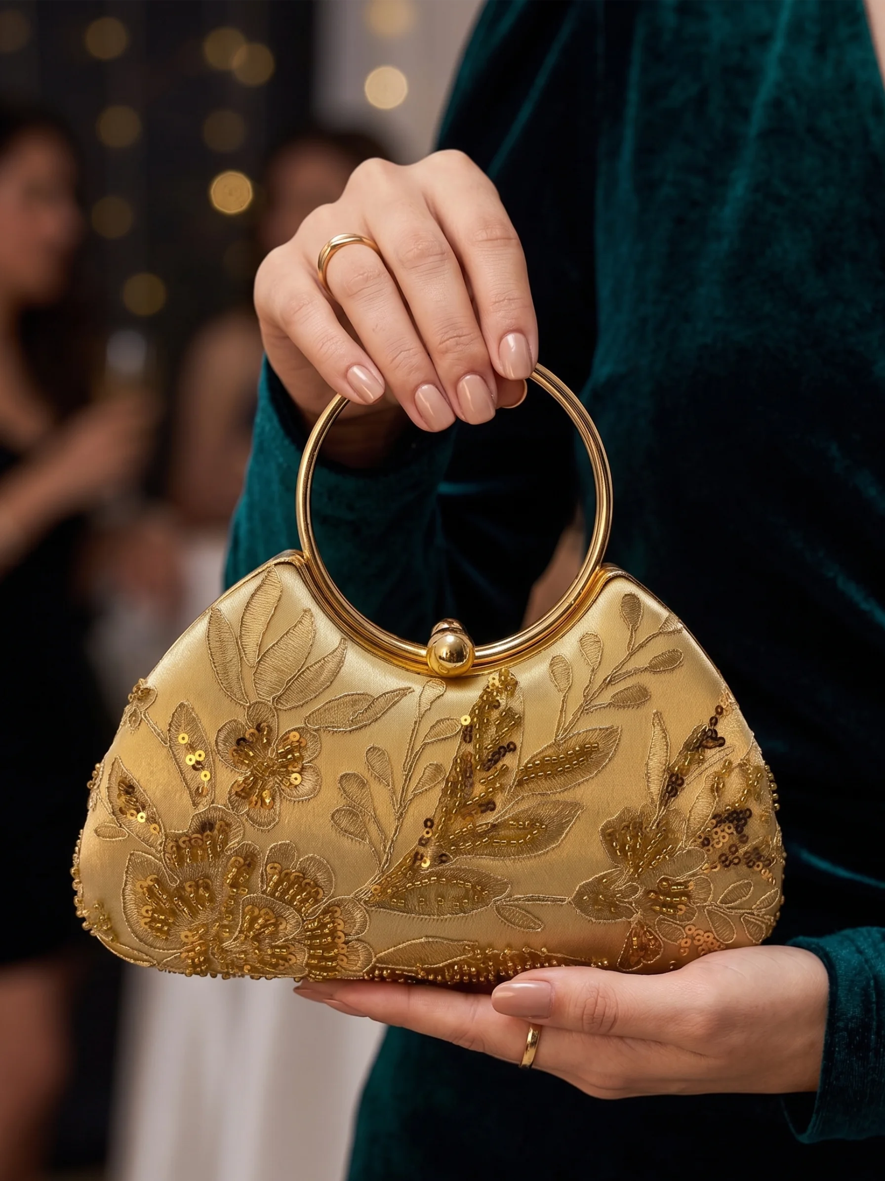 Bolsa Clutch Bordada Elegance com Alça Circular