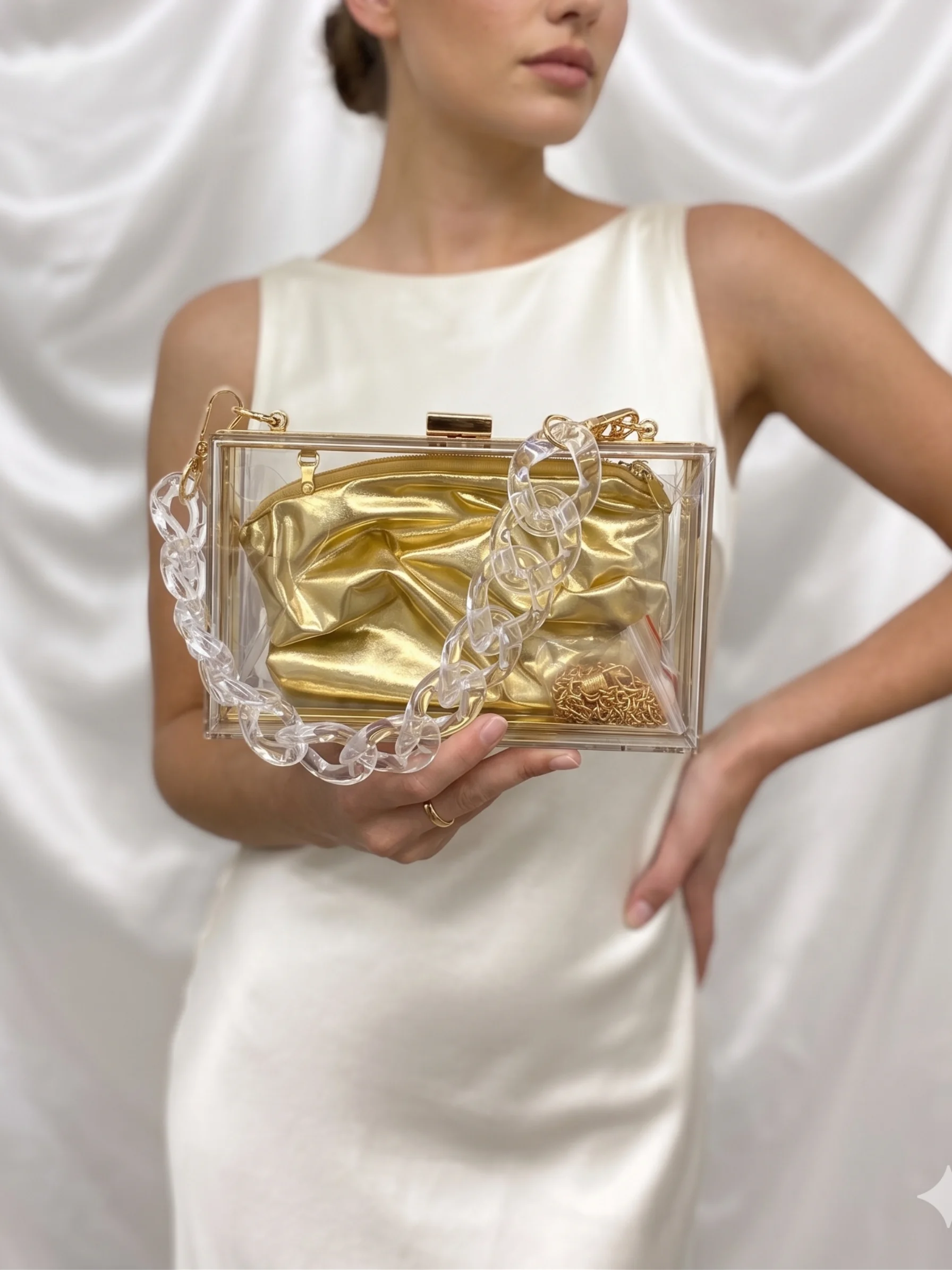 Clutch Acrílica Transparente com Alça de Corrente e Nécessaire Dourada  DESCRIÇÃO CURTA