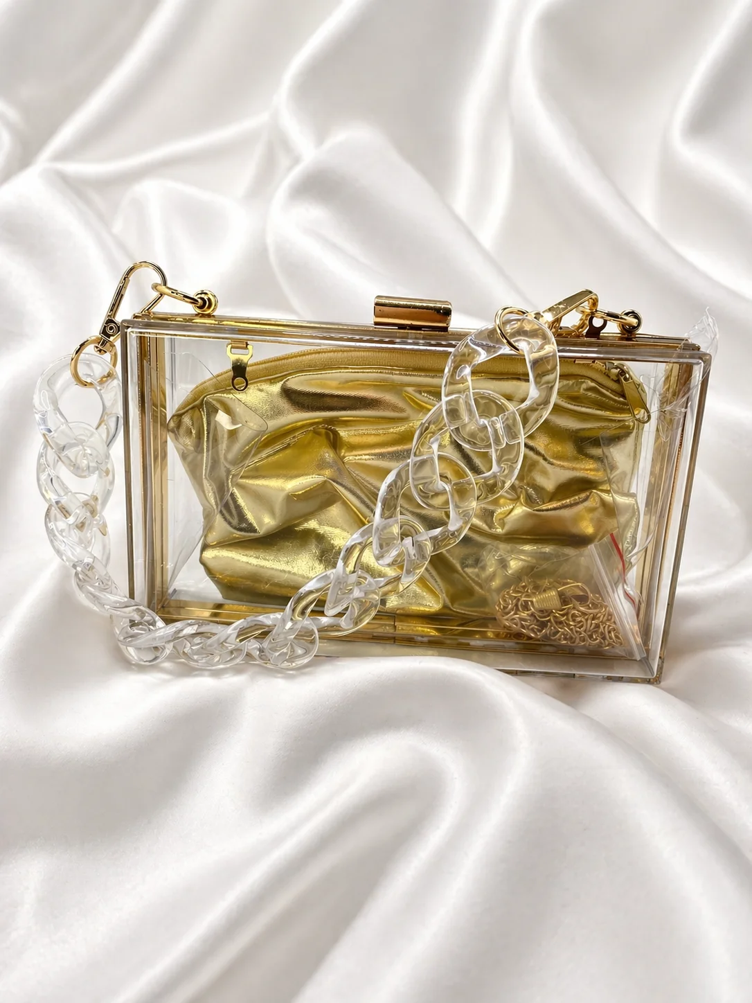 Clutch Acrílica Transparente com Alça de Corrente e Nécessaire Dourada  DESCRIÇÃO CURTA