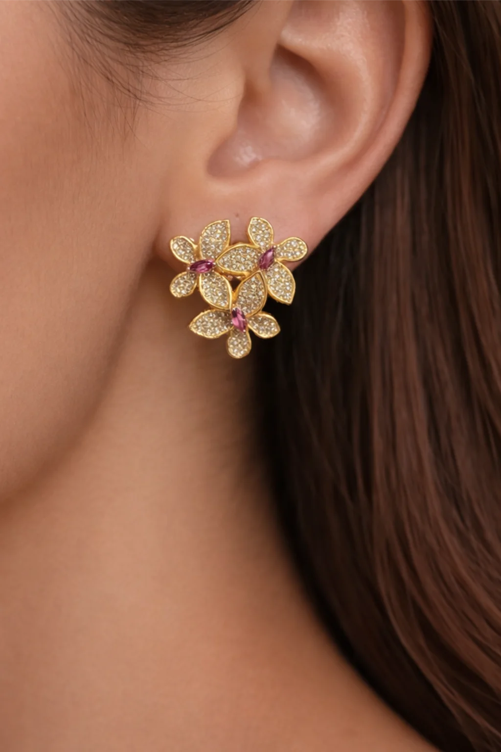 Brinco Floral Luxo Prateado com Detalhes pedras