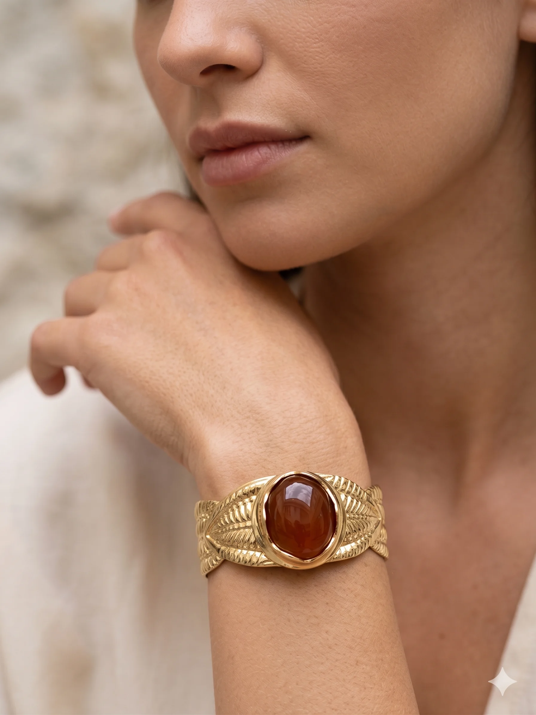 Bracelete Dourado Orgânico com Pedra Natural