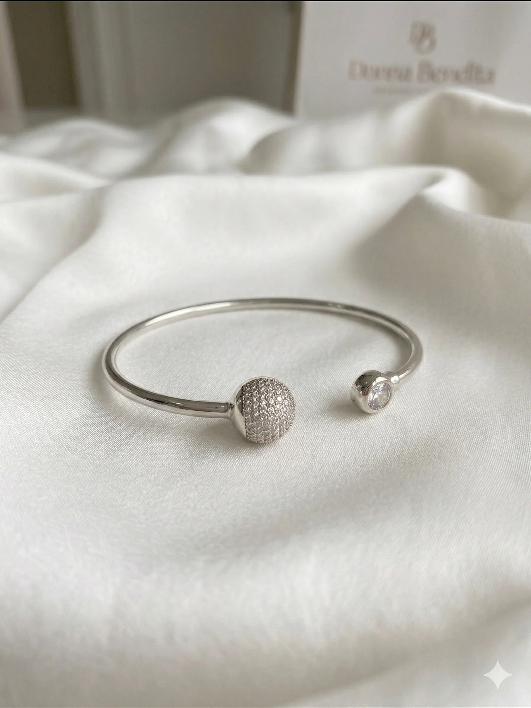 Bracelete Rígido Ponto de Luz e Esfera Cravejada em Zircônias