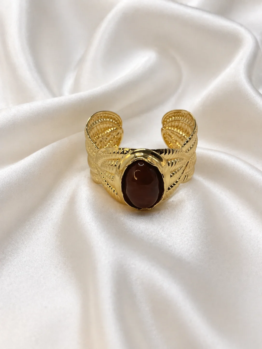 Bracelete Dourado Orgânico com Pedra Natural