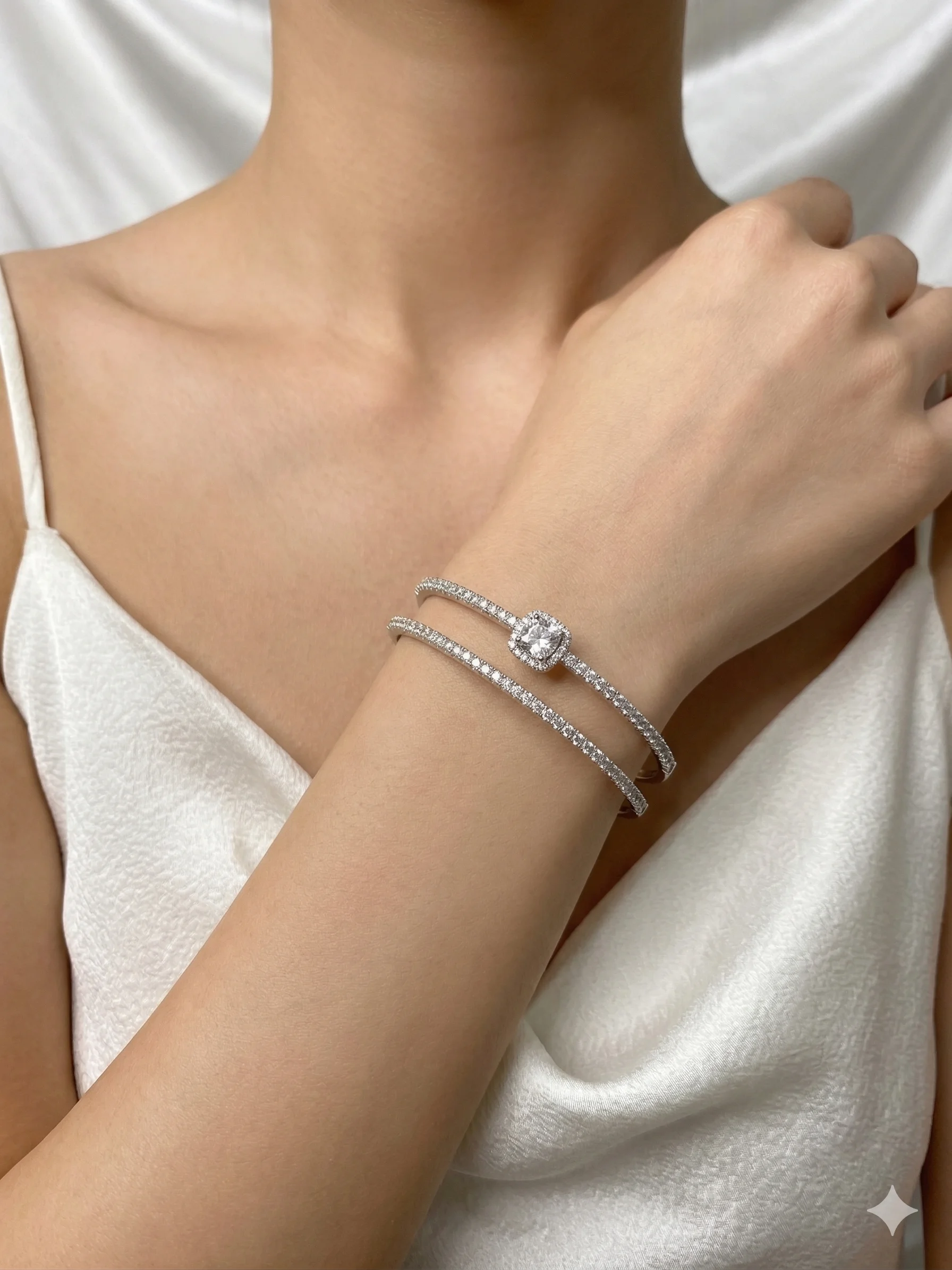 Bracelete Duplo Cravejado com Solitário Central Quadrado