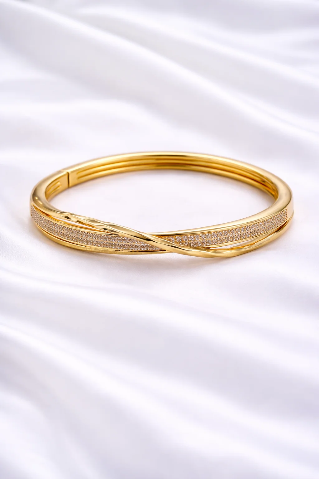 Bracelete com Detalhe Entrelaçado e Microzircônias