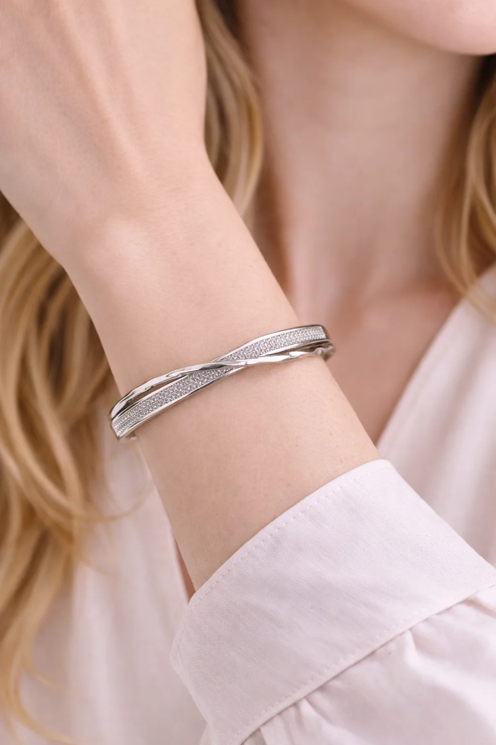 Bracelete com Detalhe Entrelaçado e Microzircônias