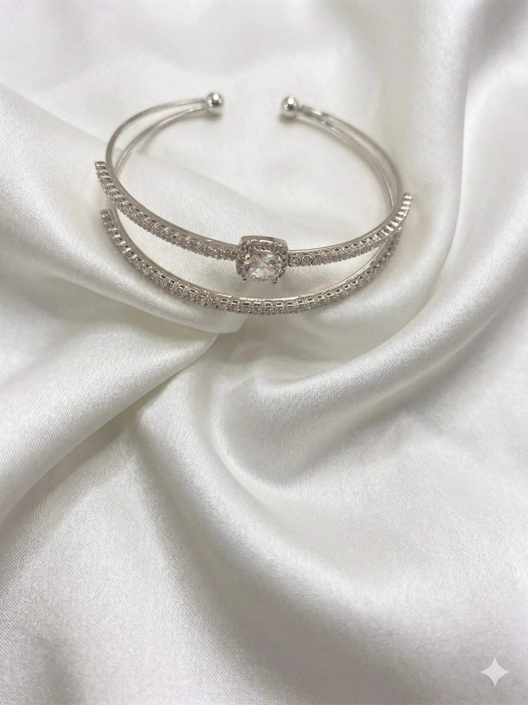 Bracelete Duplo Cravejado com Solitário Central Quadrado