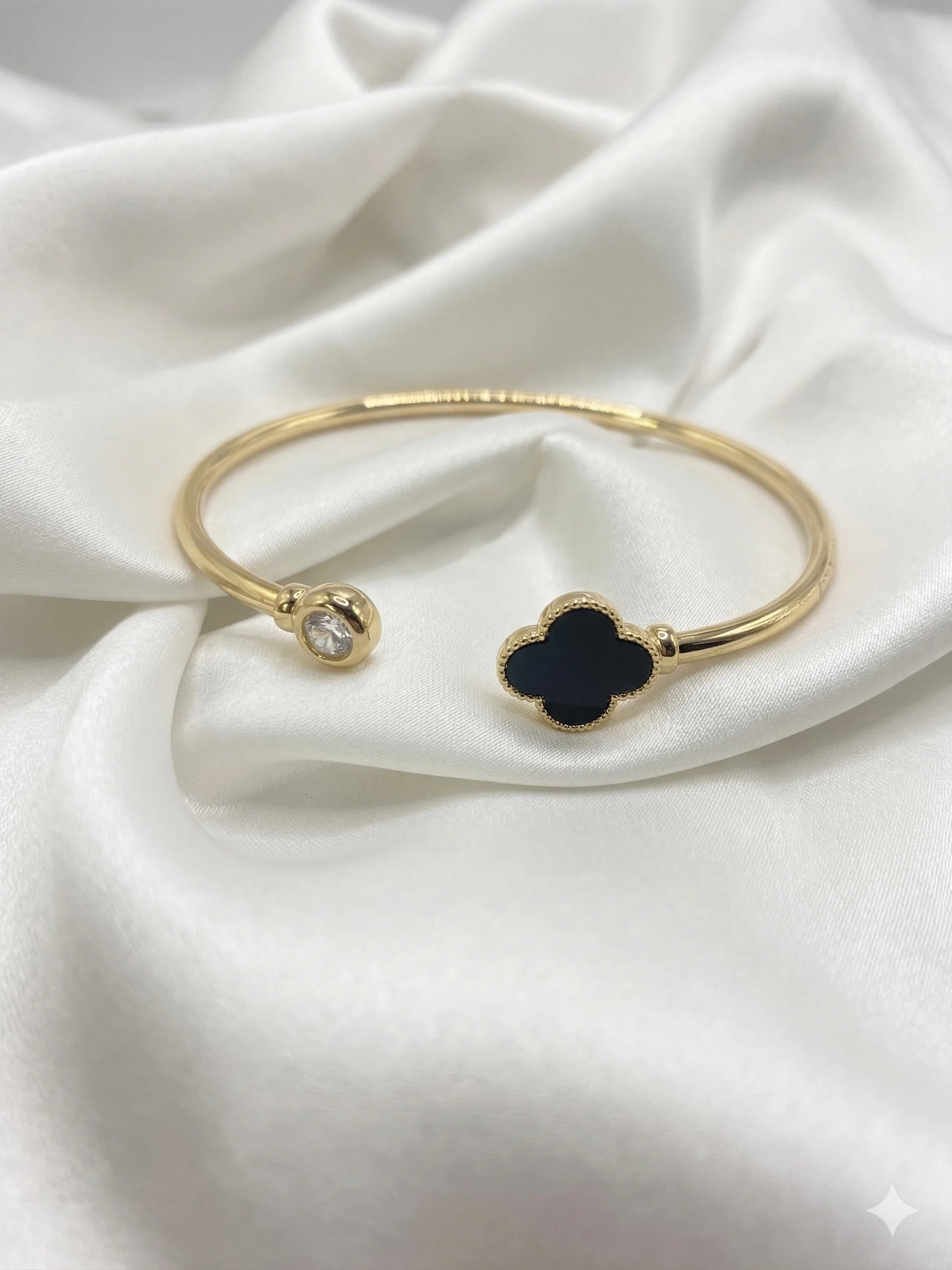 Bracelete Rígido Trevo Madrepérola e Ponto de Luz