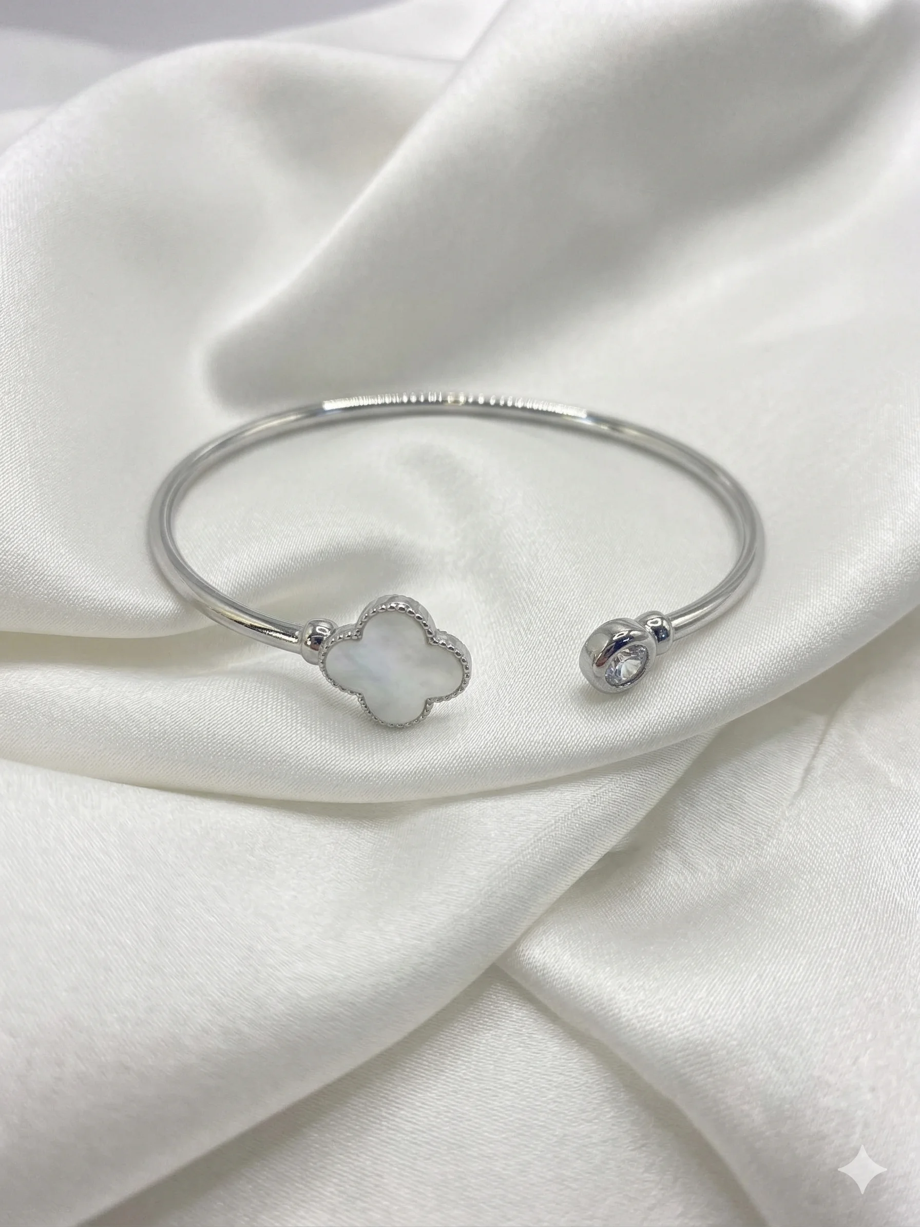 Bracelete Rígido Trevo Madrepérola e Ponto de Luz