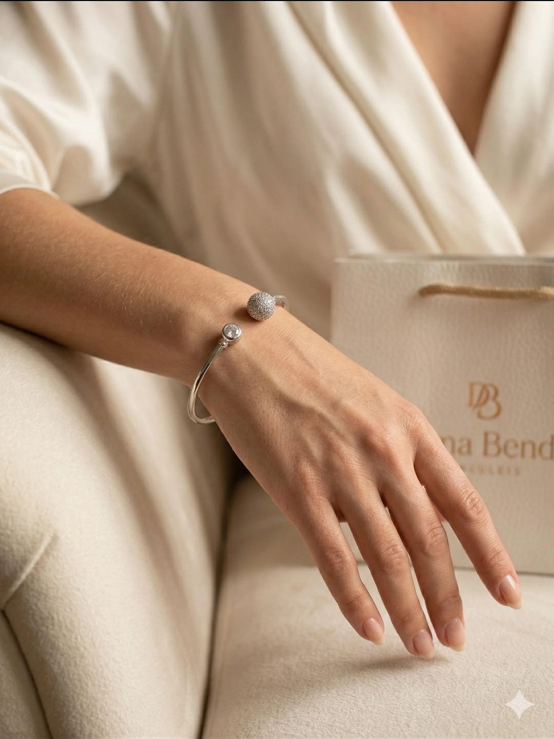 Bracelete Rígido Ponto de Luz e Esfera Cravejada em Zircônias