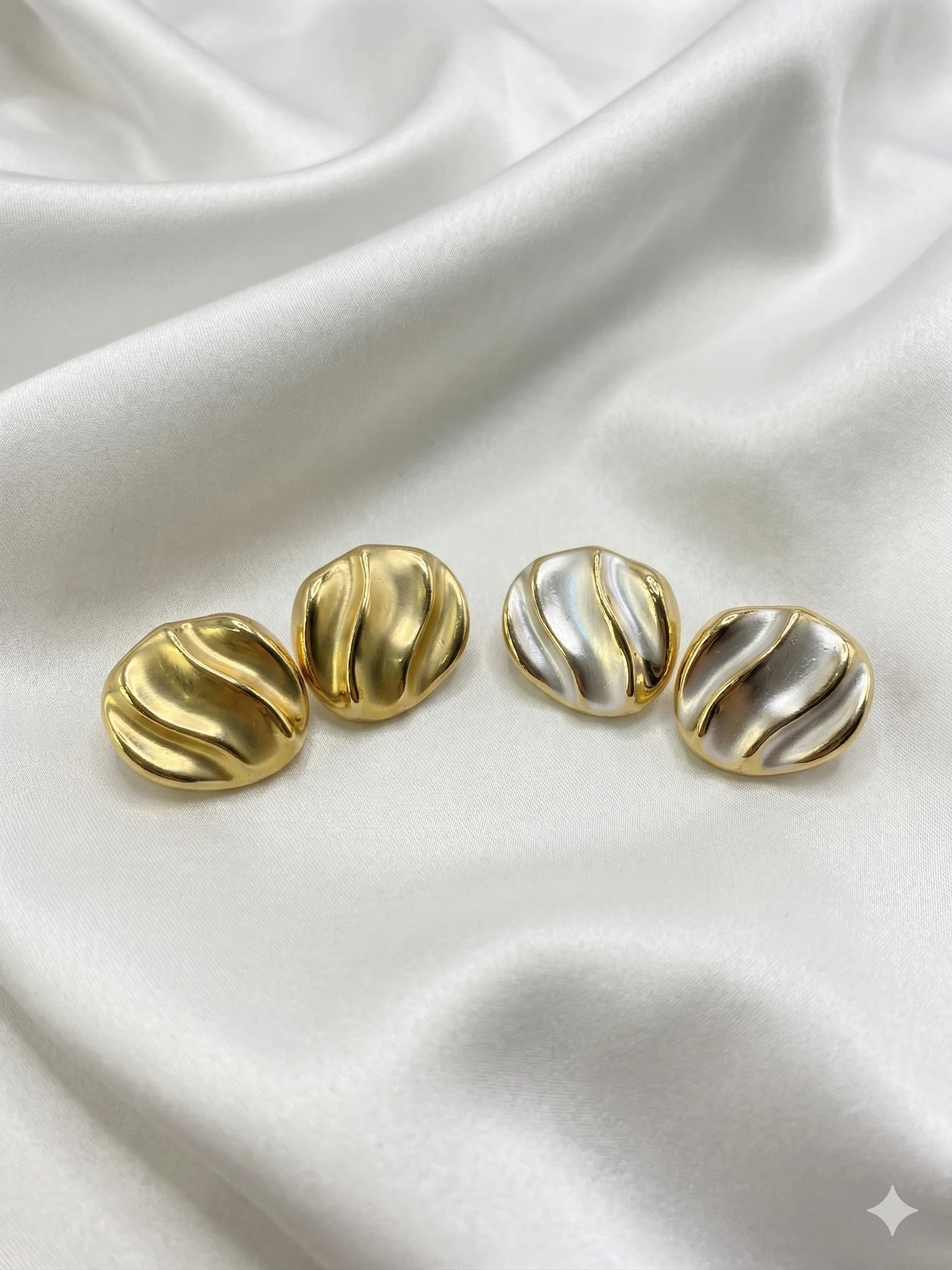 Brinco Botão Orgânico Ondulado bold