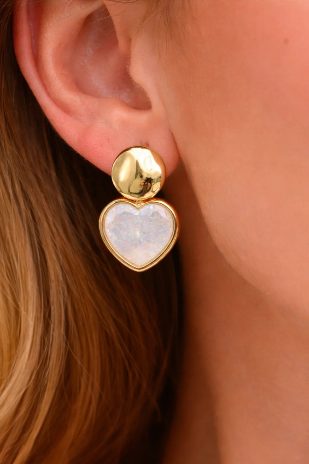 Brinco Coração Perolado Contorno Metalizado